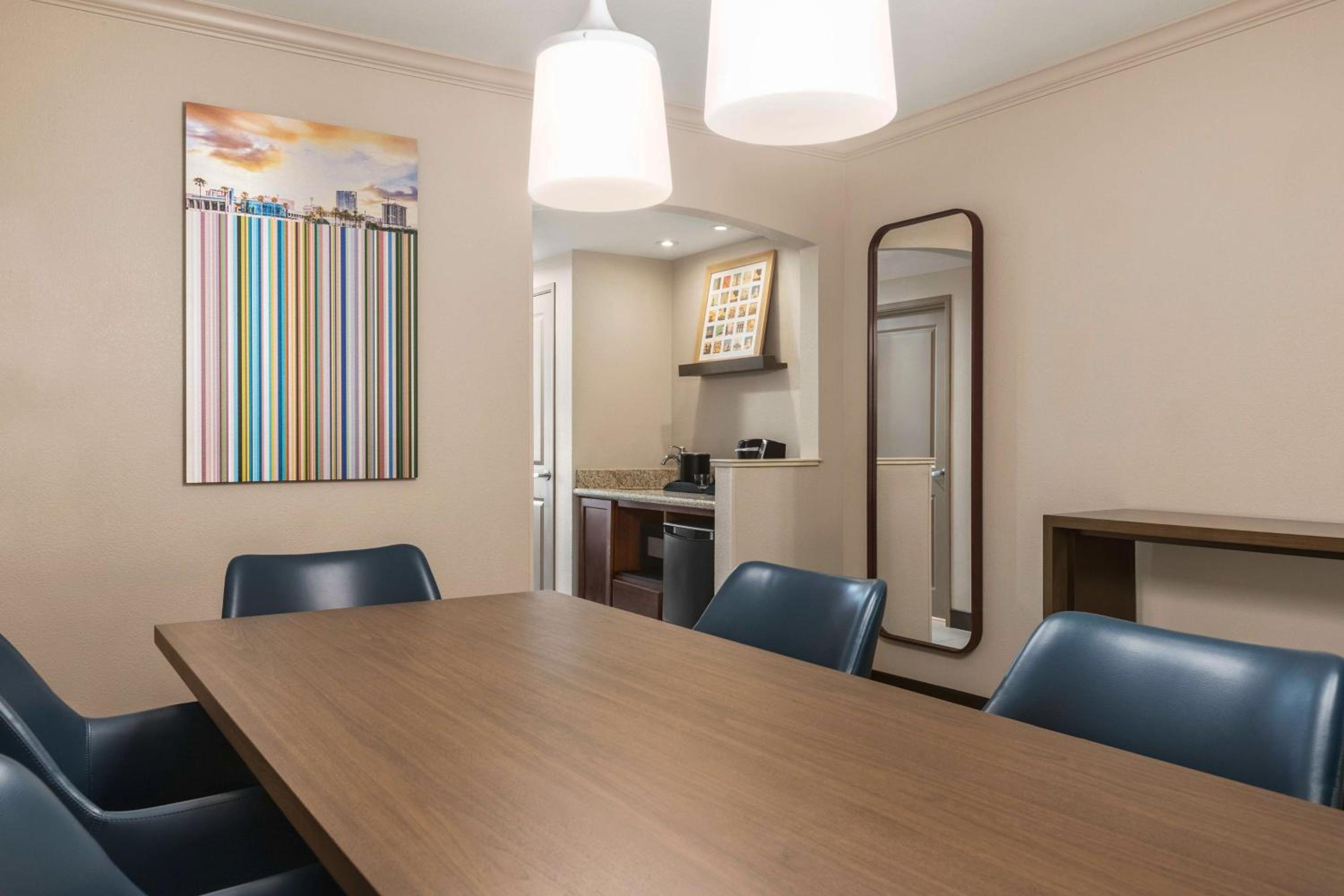 Conference Suite with Two Queen Beds - Non-Smoking - Photo 5