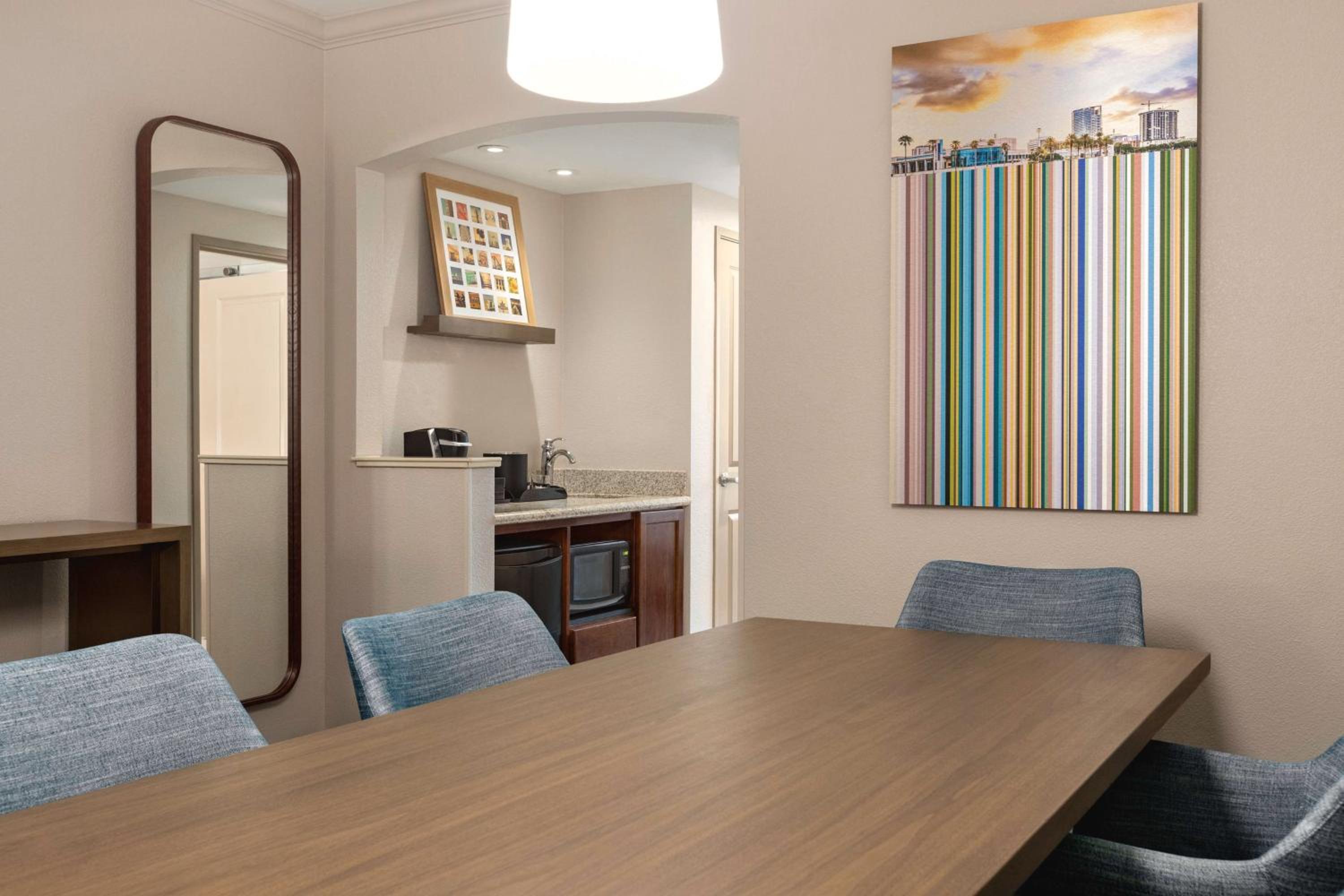 King Suite - Non-Smoking - Photo 4