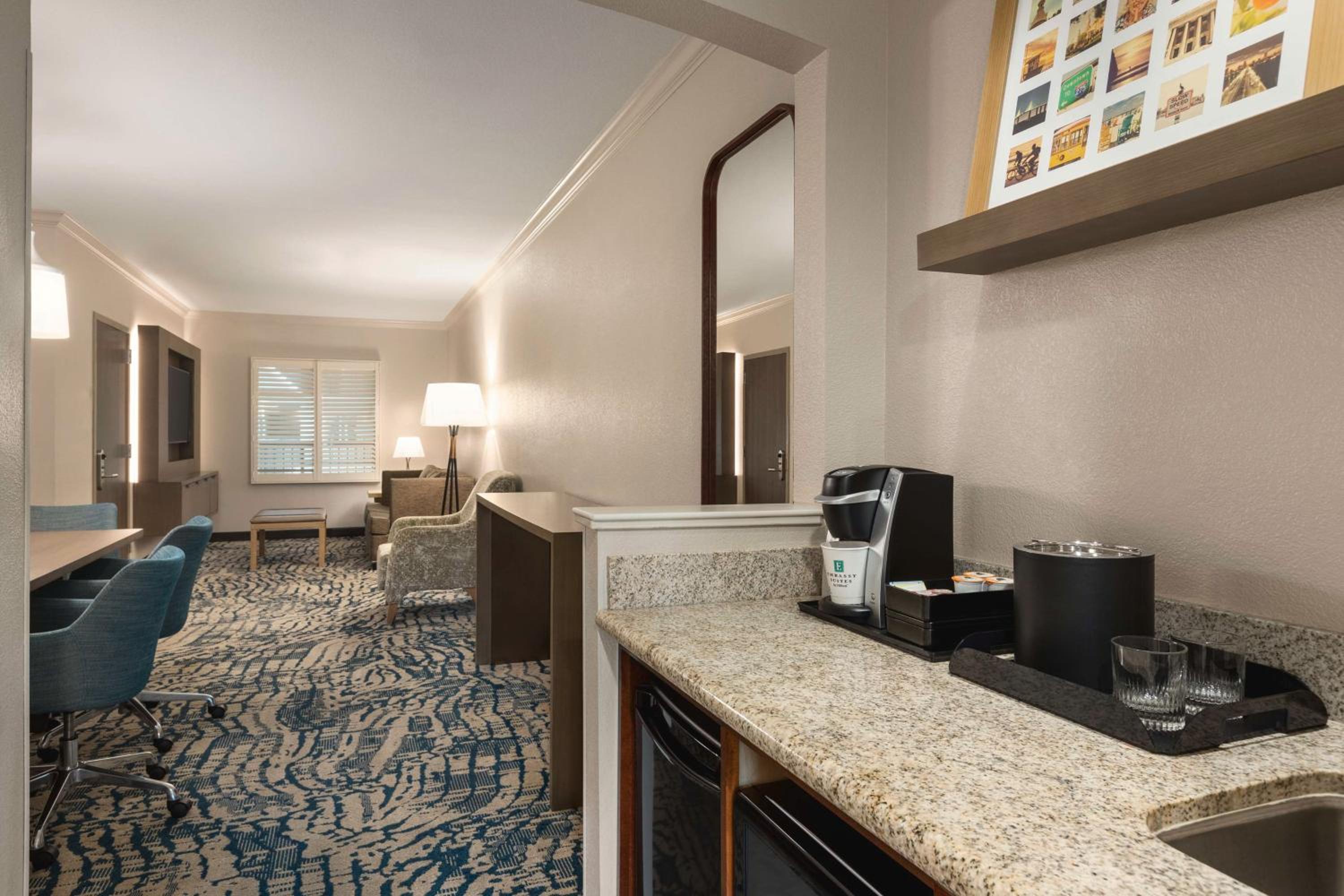 King Suite - Non-Smoking - Photo 5