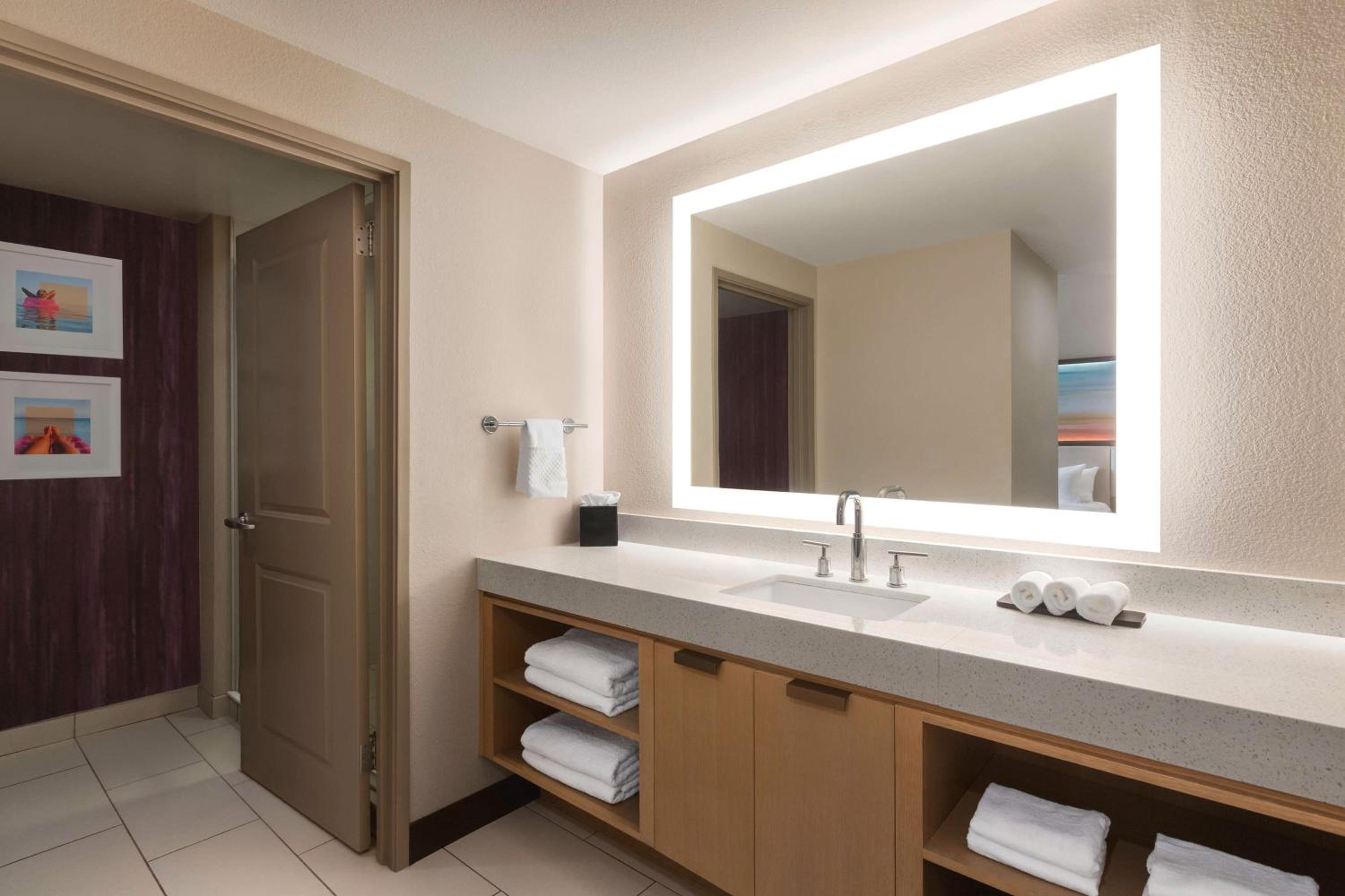 King Suite with Bay View - Non-Smoking - Photo 3