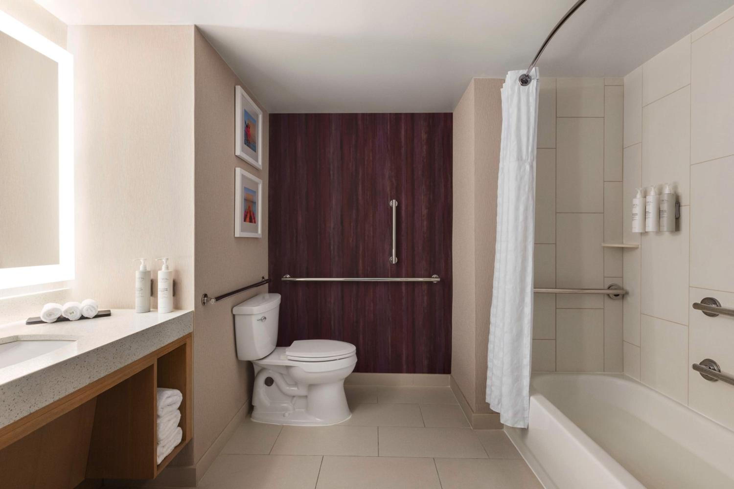 Corner King Suite with Bath Tub - Mobility and Hearing Access - Photo 4