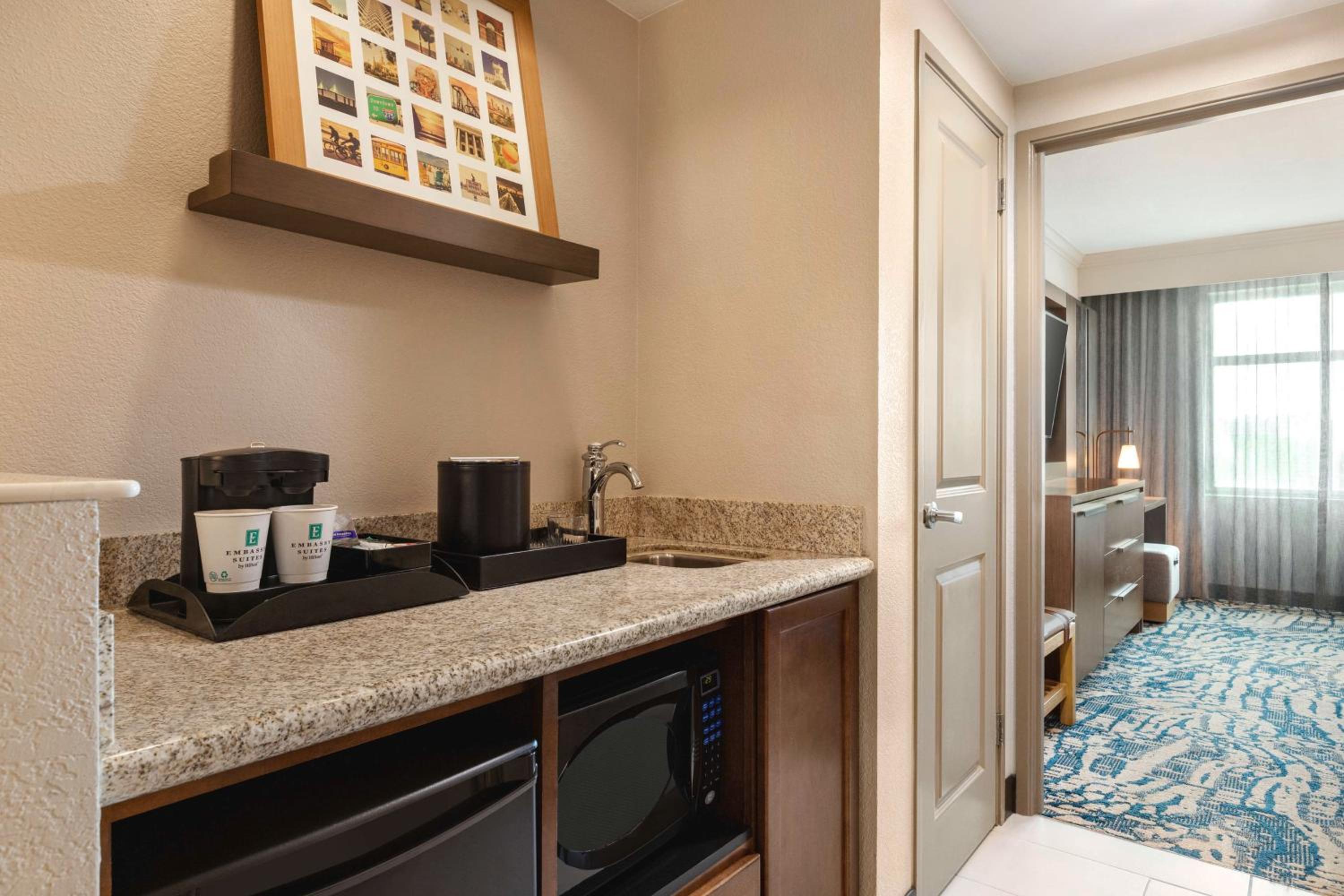 Suite with Two Queen Beds and Bay View - Non-Smoking - Photo 3