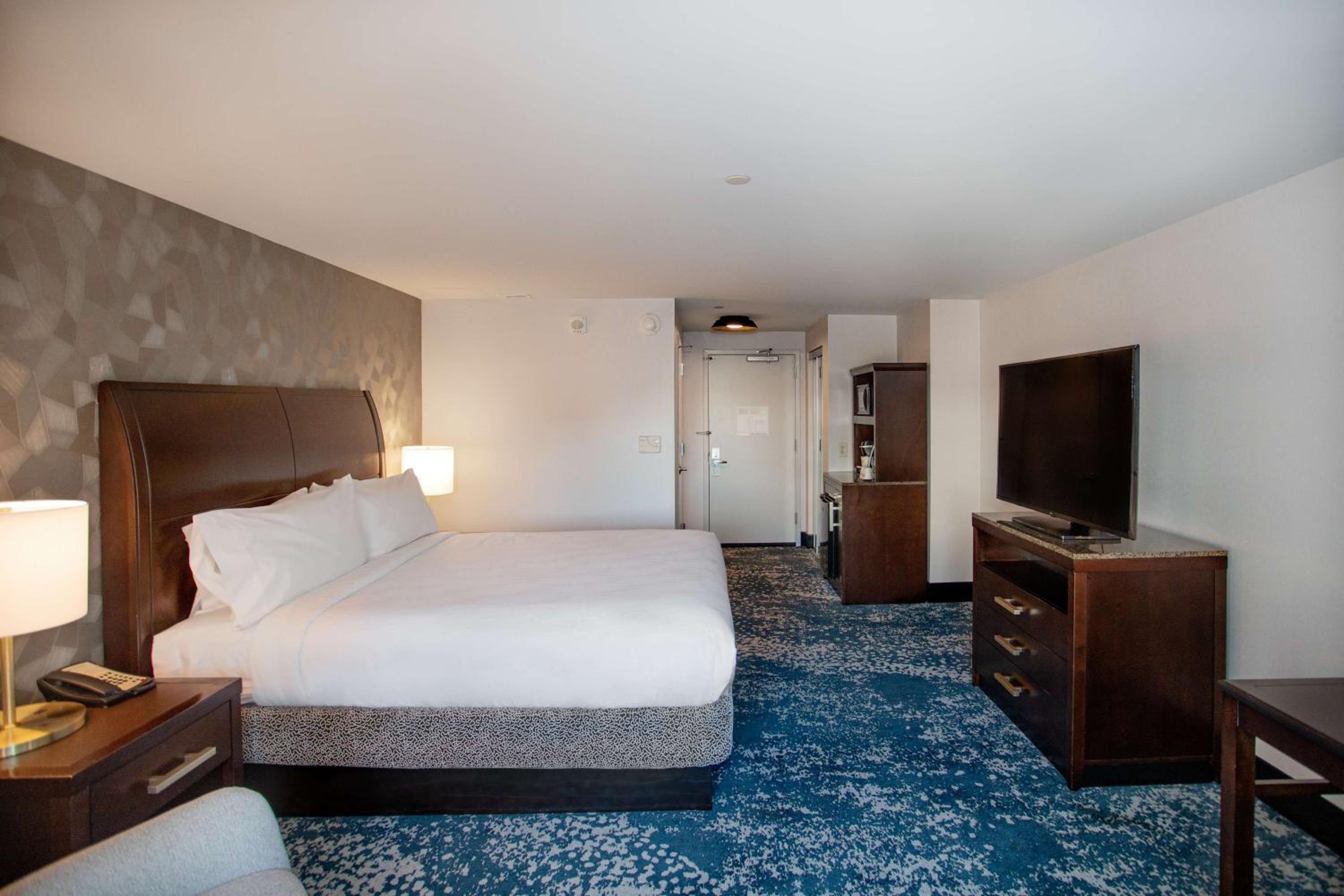 King Room with Microwave/Fridge - Photo 13