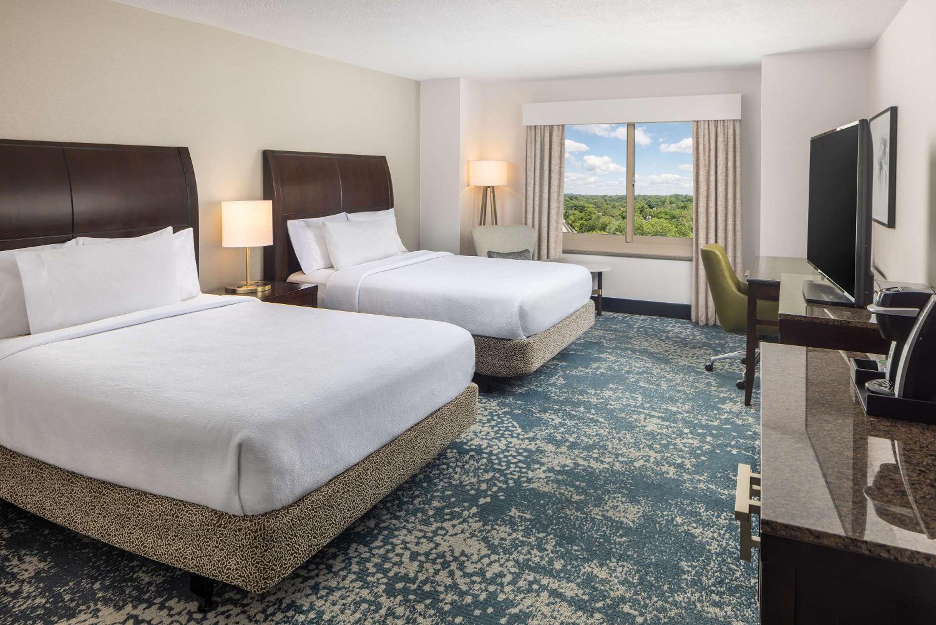 Premium Queen Room with Two Queen Beds - Photo 5