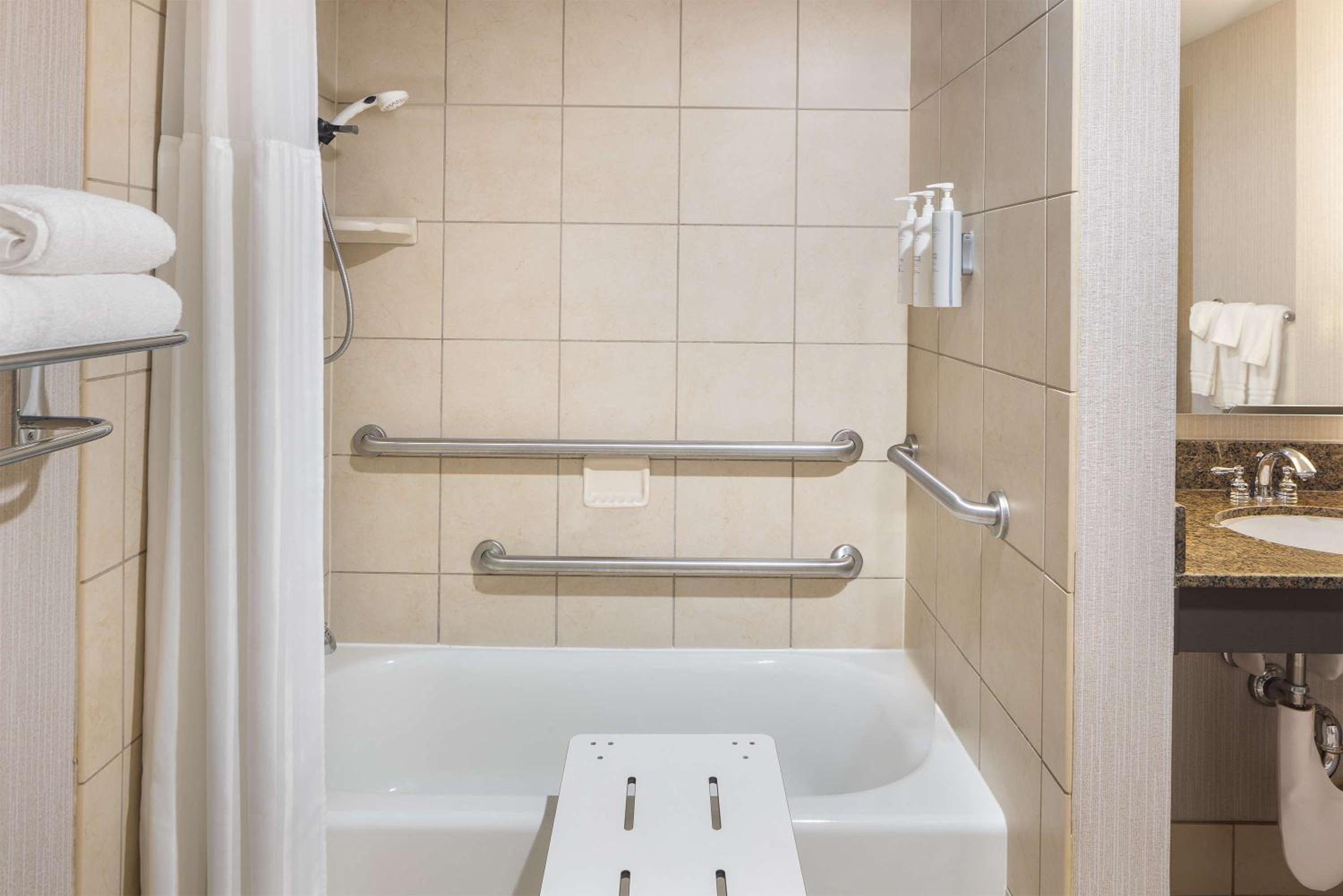 King Room with Tub - Mobility and Hearing Access - Photo 8