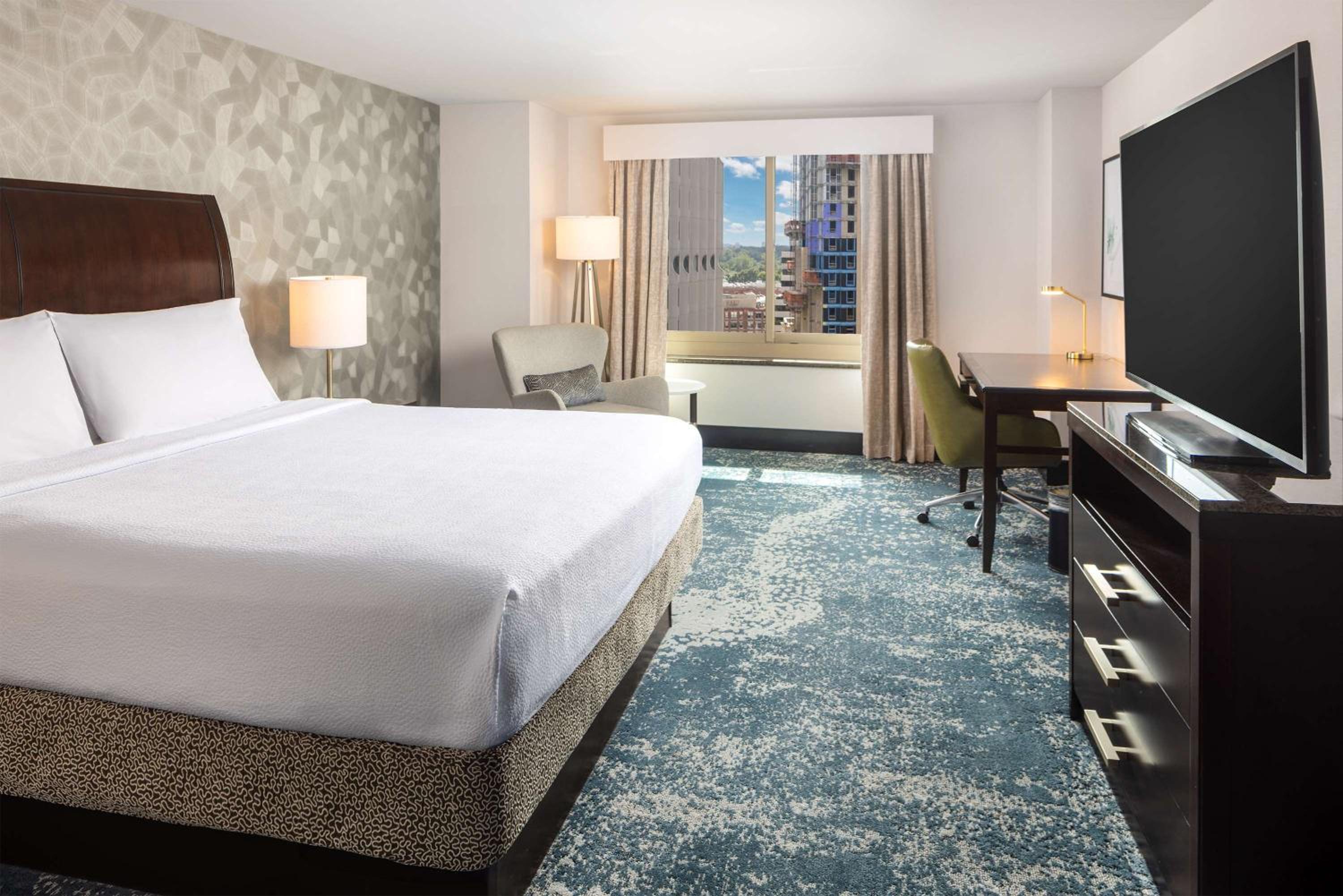 Premium King Room - Photo 12