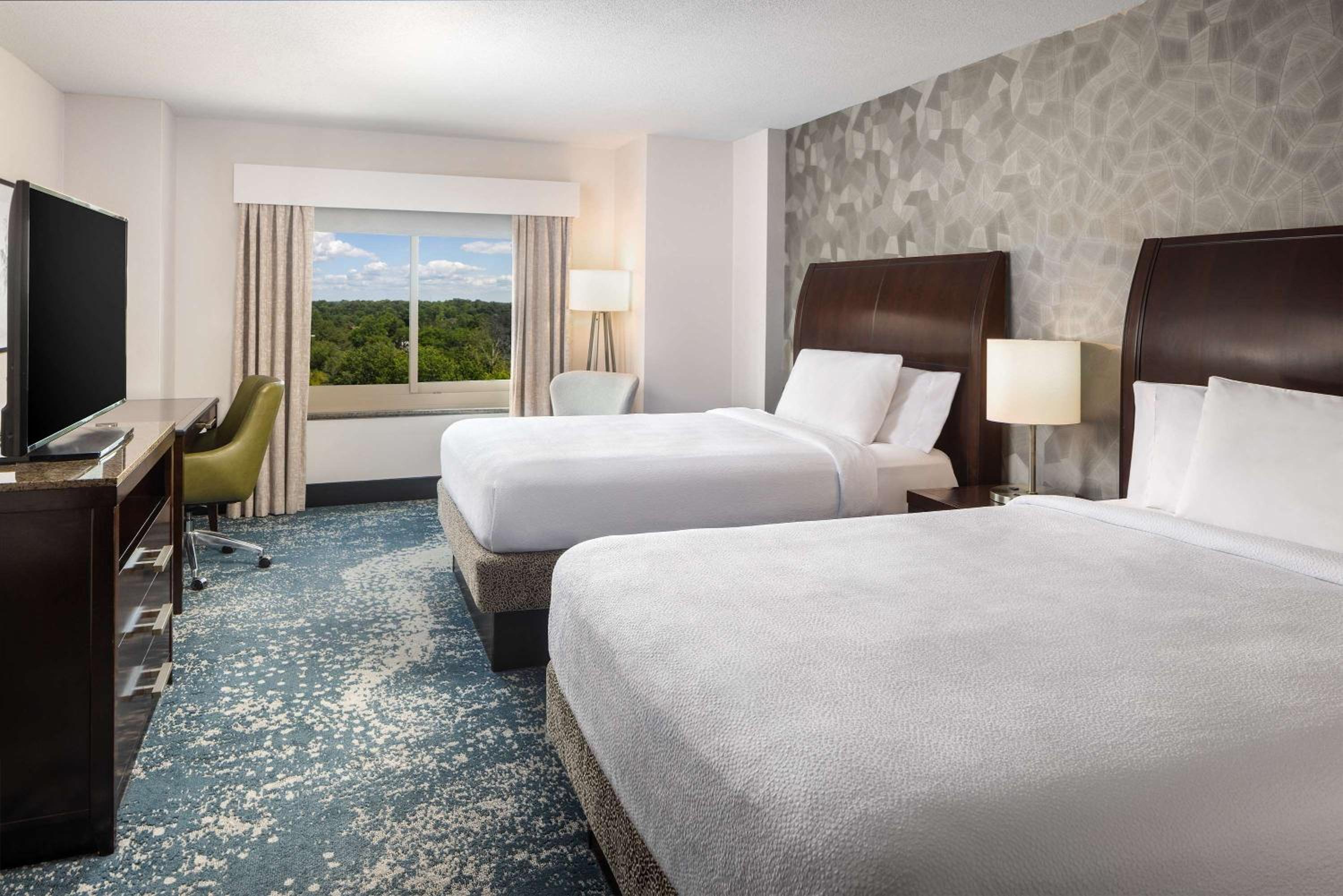 Premium Queen Room with Two Queen Beds - Photo 7