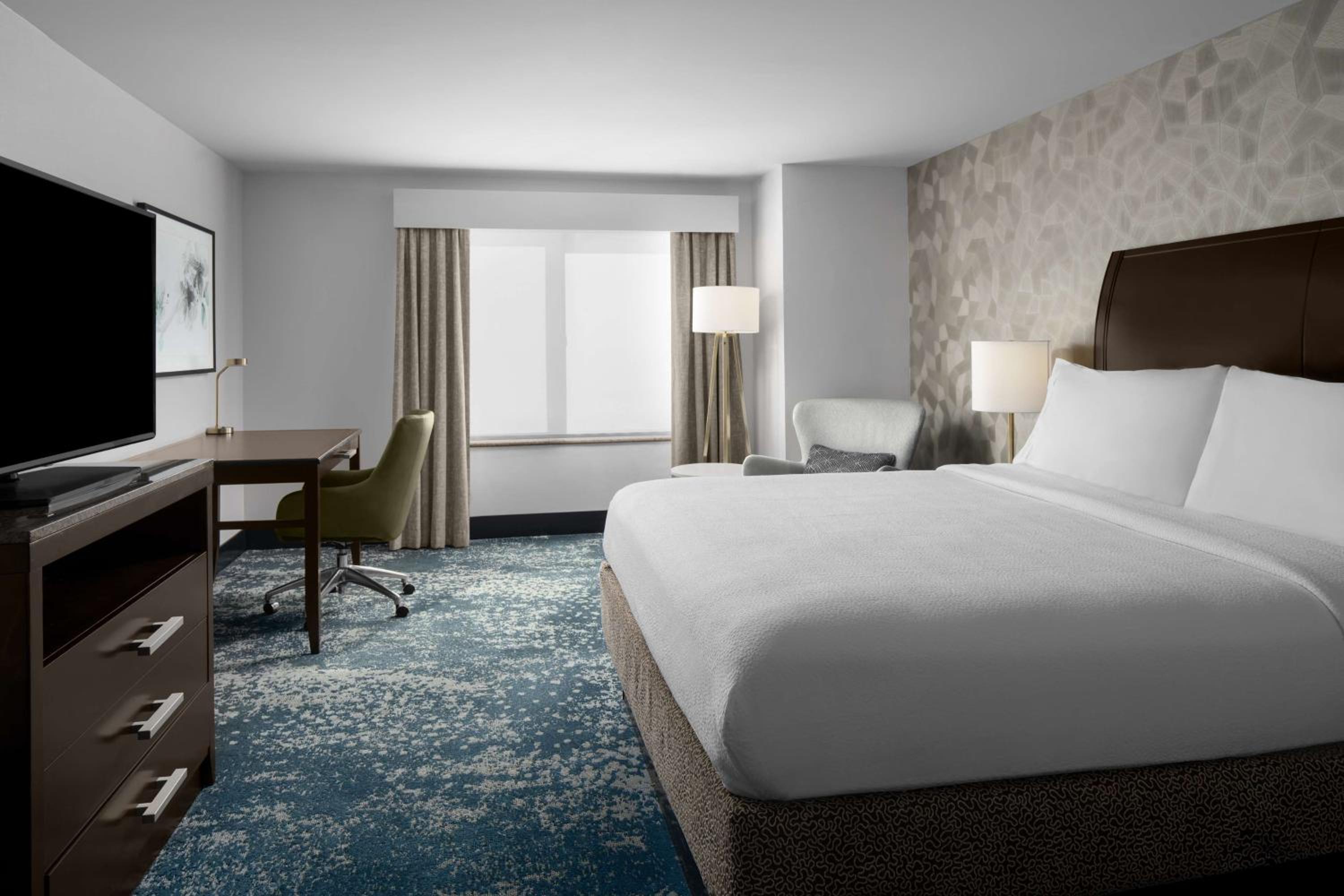 King Room with Tub - Mobility and Hearing Access - Photo 5
