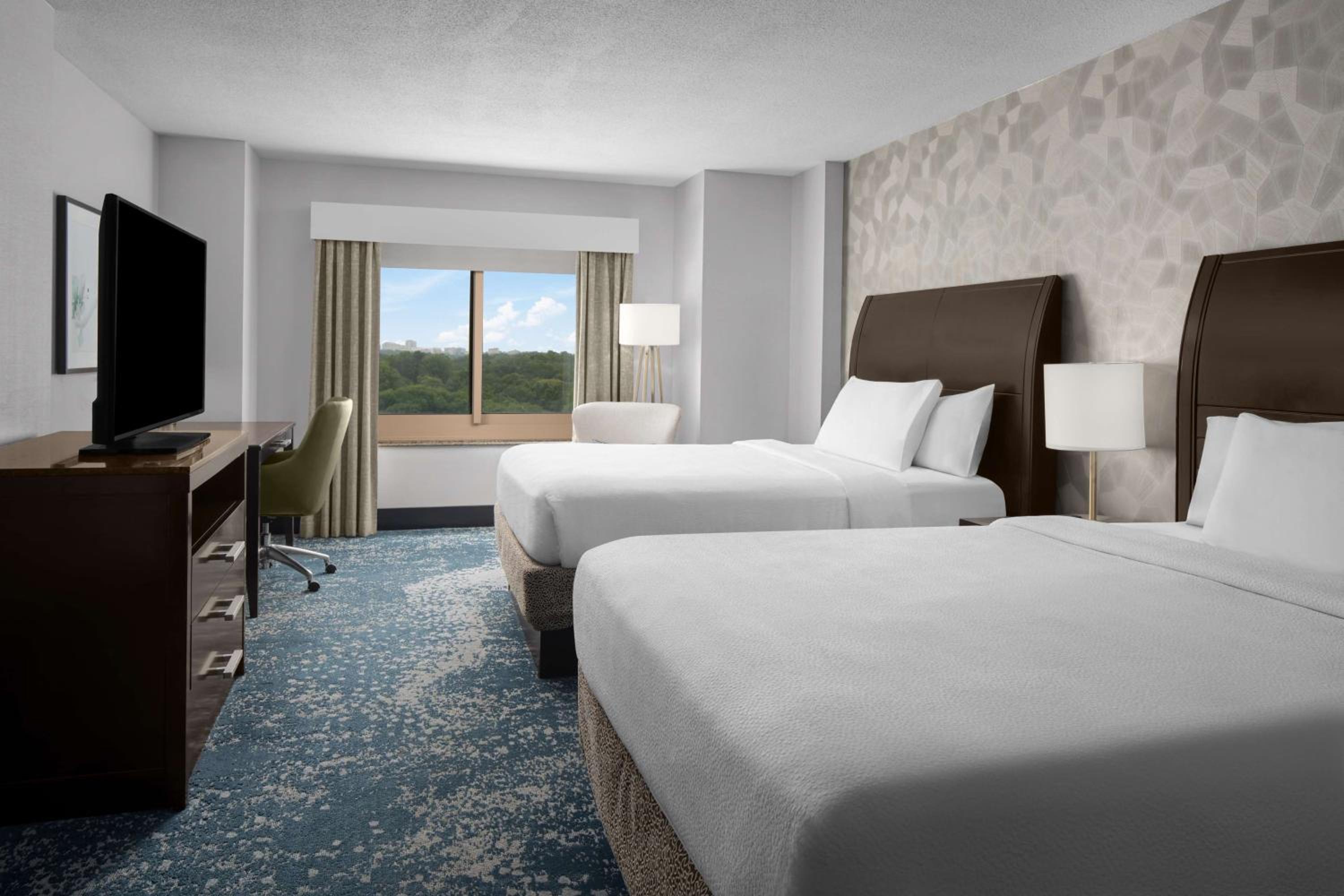 Premium Queen Room with Two Queen Beds - Photo 8