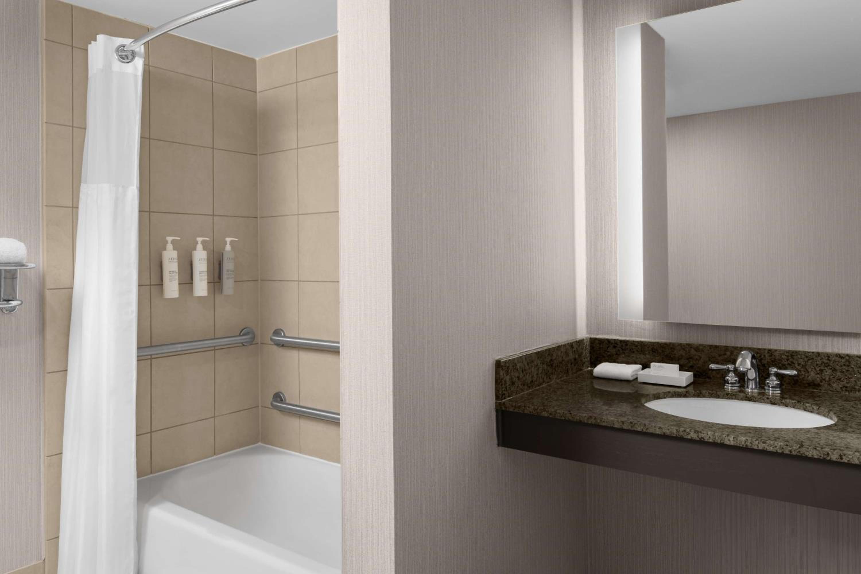 King Room with Tub - Mobility and Hearing Access - Photo 7