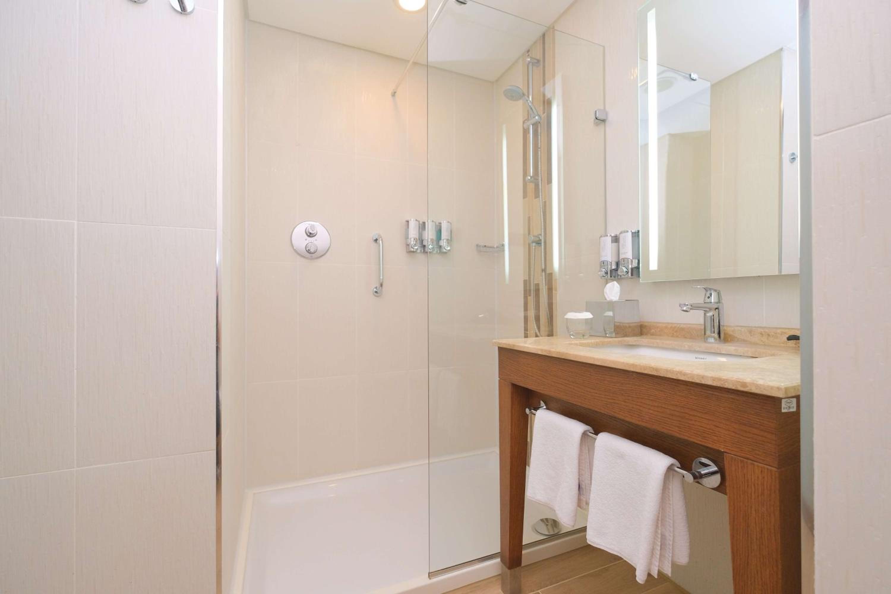 Queen Room with Fridge - Non Smoking thumbnail 6