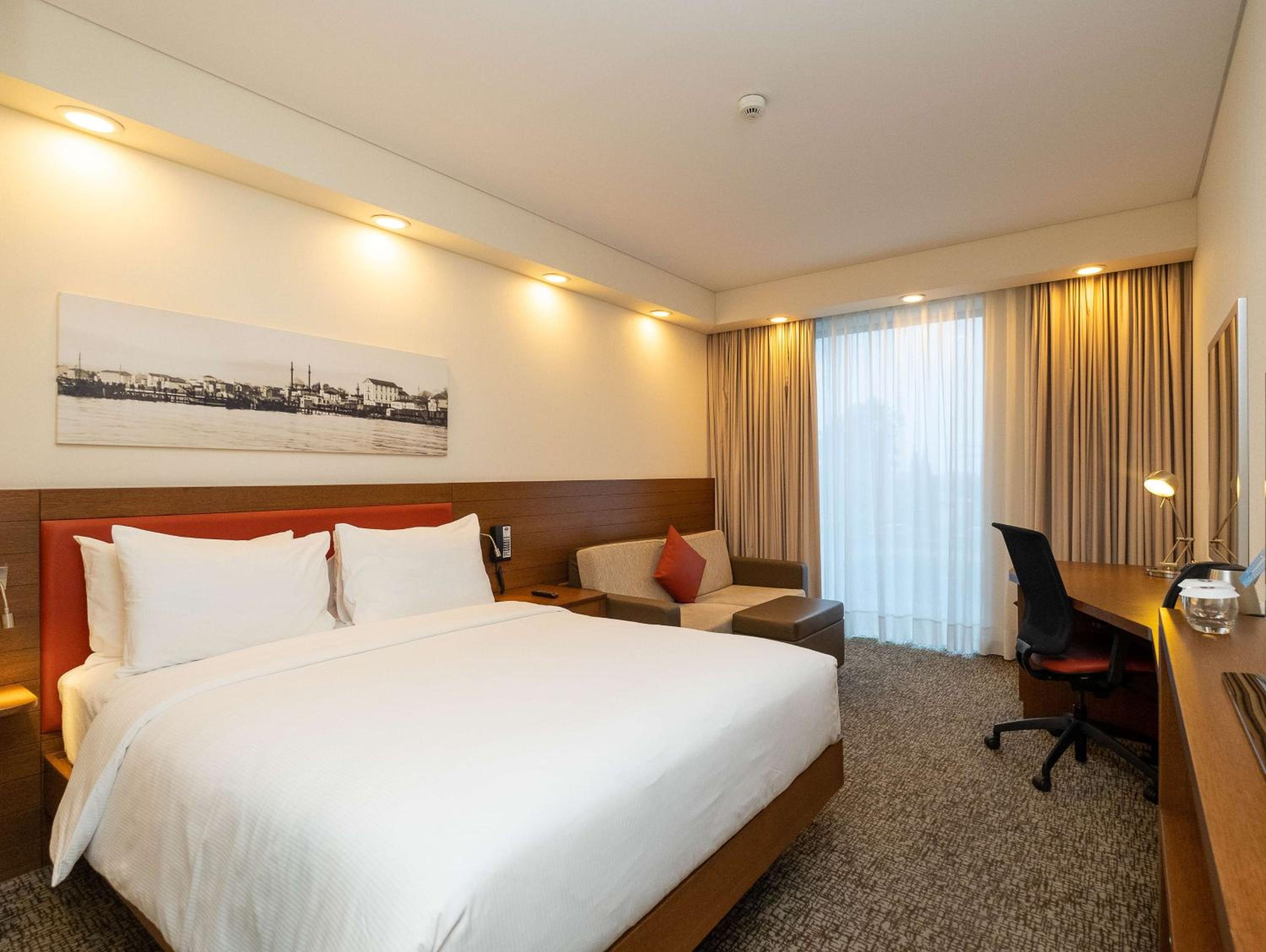 Queen Room with Sofa & Fridge - Non Smoking