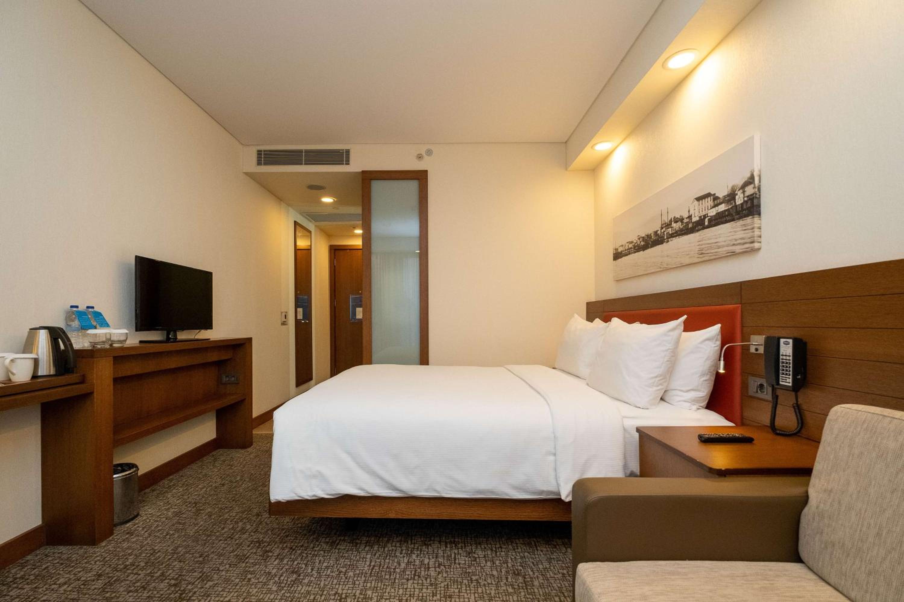 Queen Room with Sofa Bed - Smoking