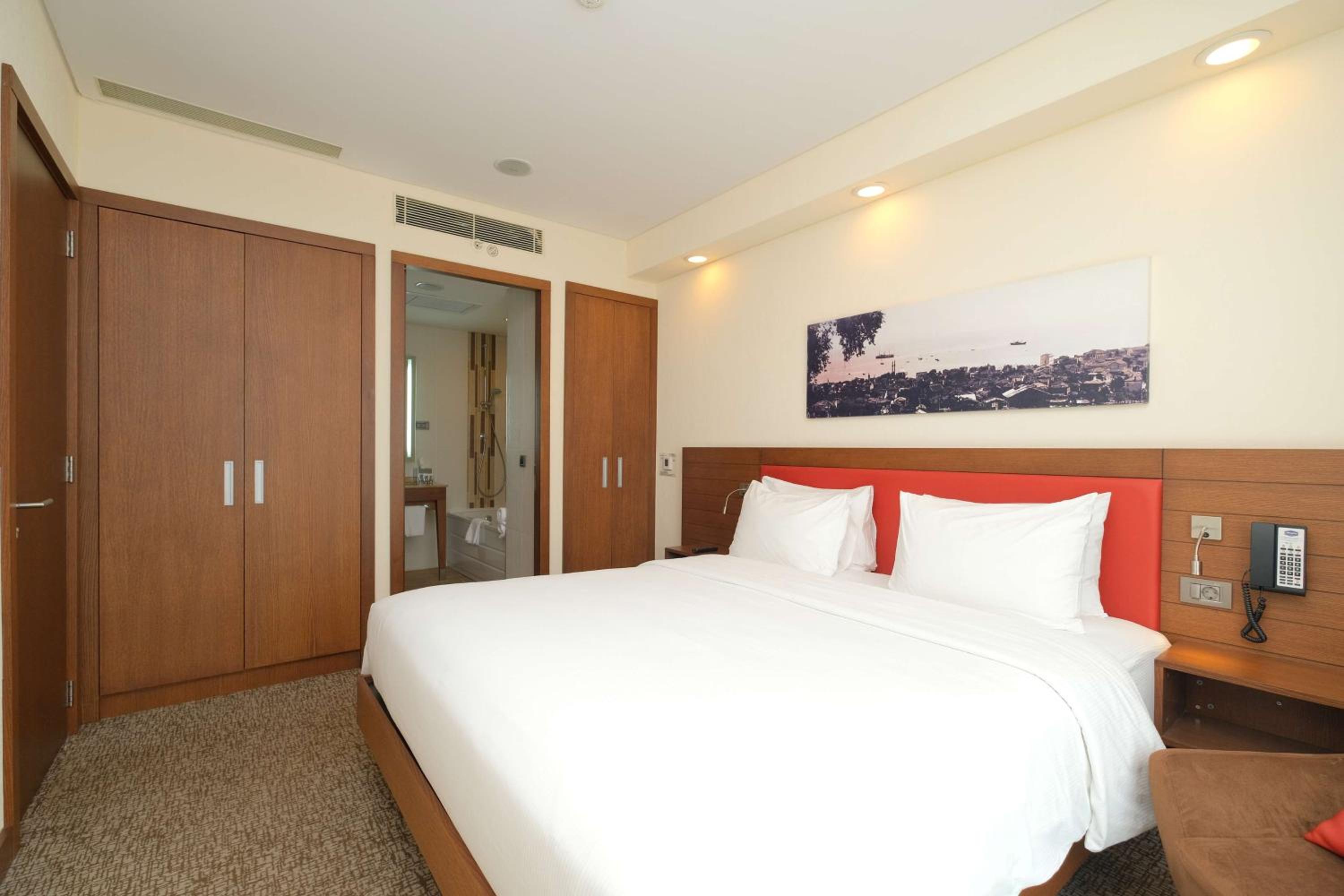 Queen Room with Fridge - Non Smoking