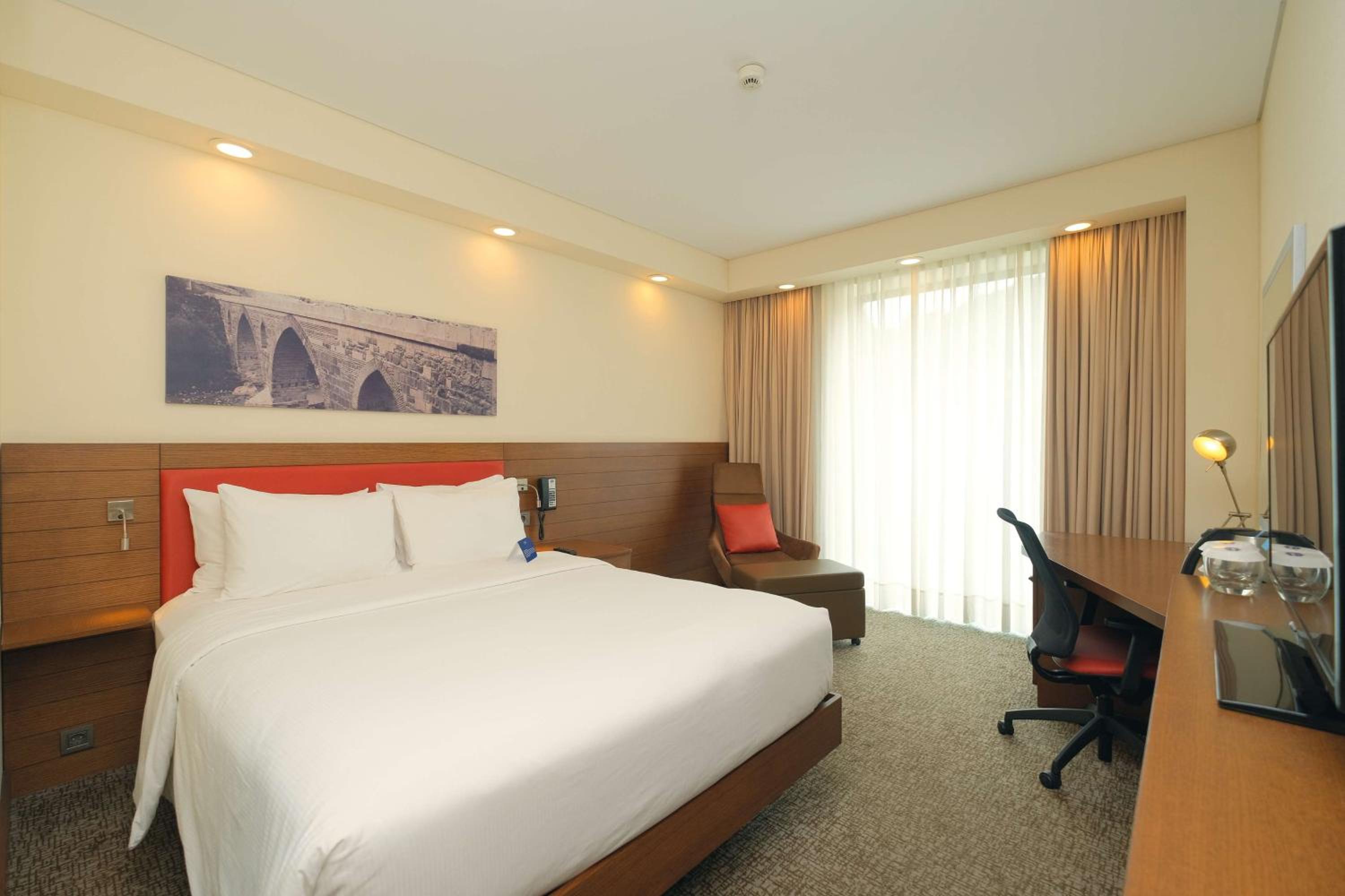 Queen Room with Fridge - Non Smoking