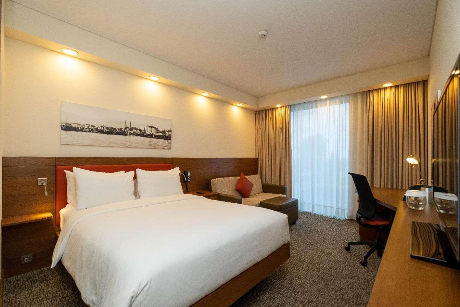 Queen Room with Fridge - Non Smoking