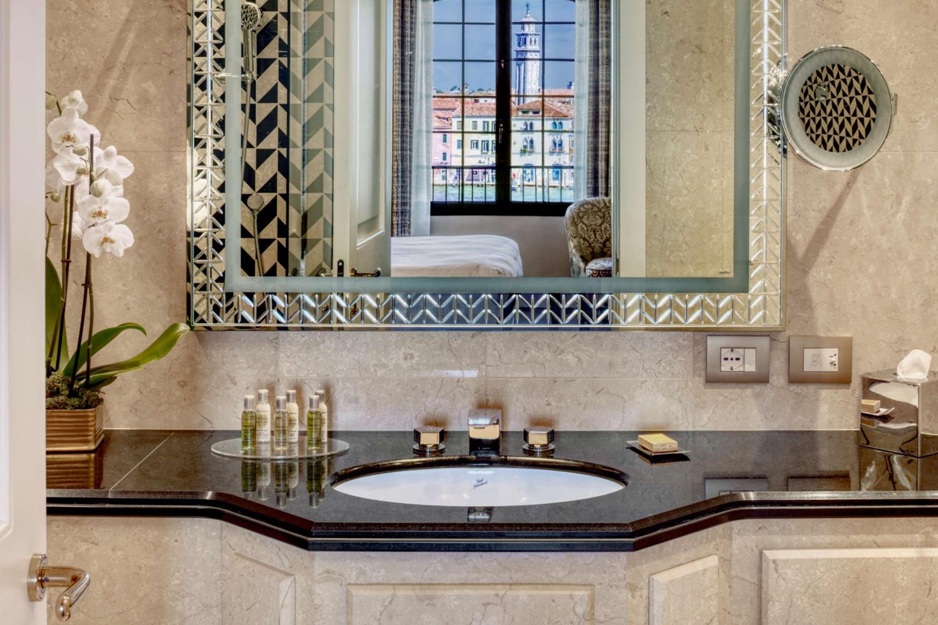 Executive King Room with View thumbnail 5