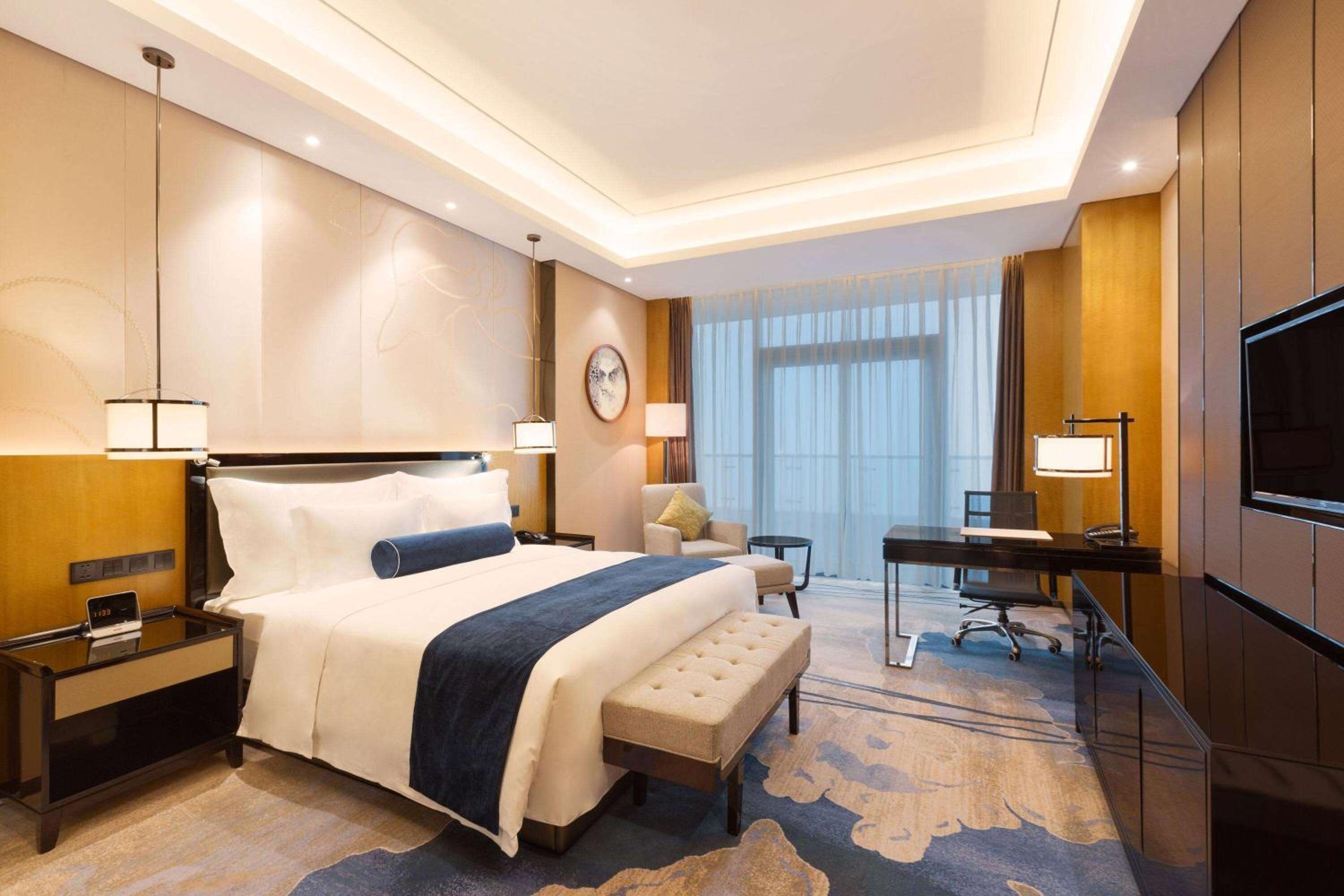 Club Deluxe King Room - Non-Smoking
