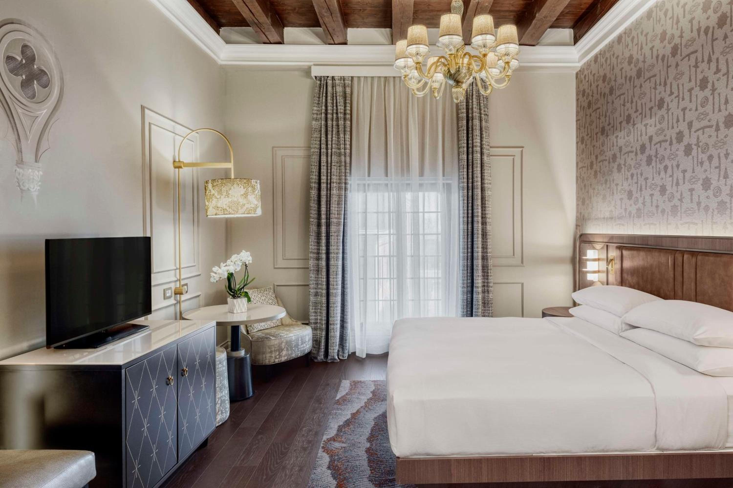 Executive King Room thumbnail 6