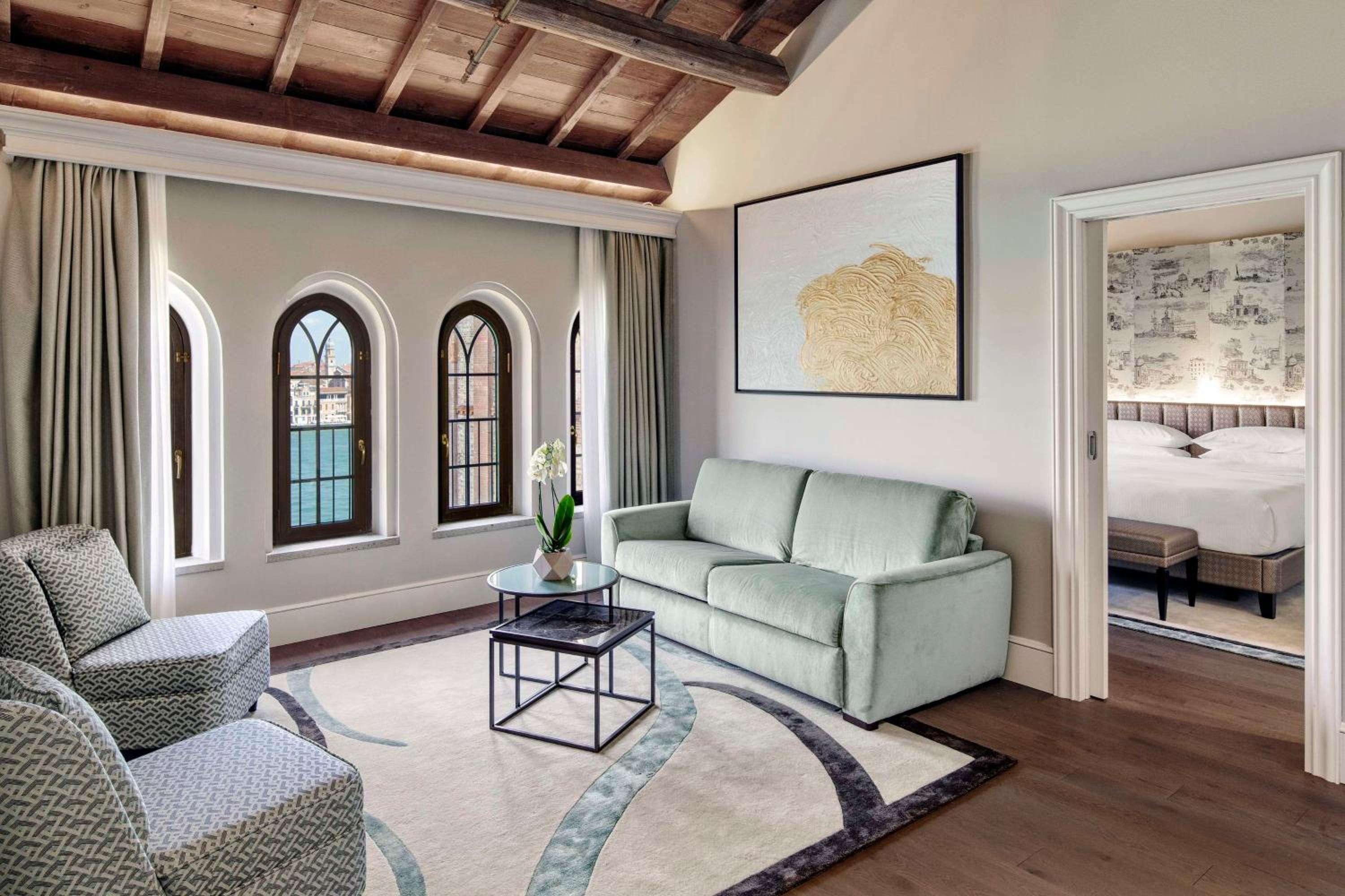 Executive King Suite with view thumbnail 6