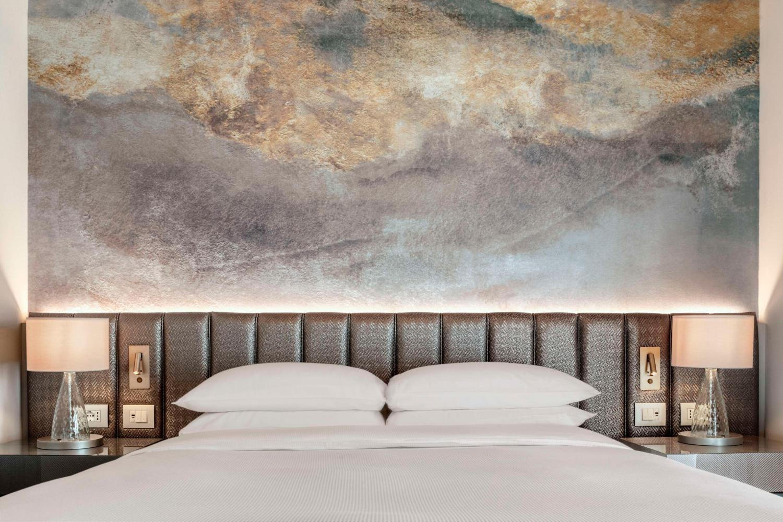 Queen Molino Superior Room