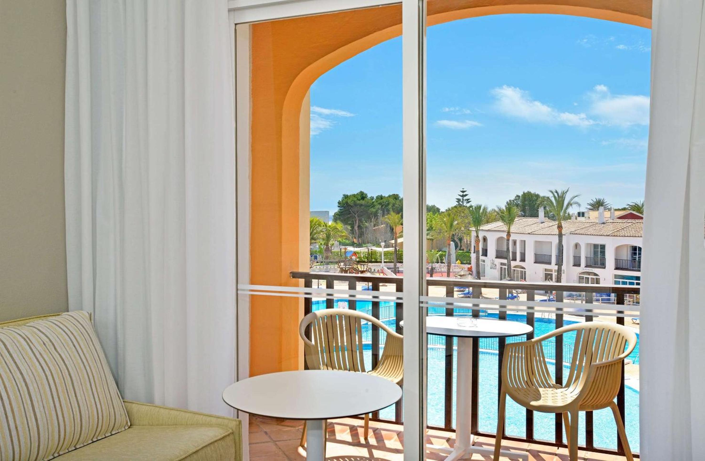 Sol Room Pool View photo 3
