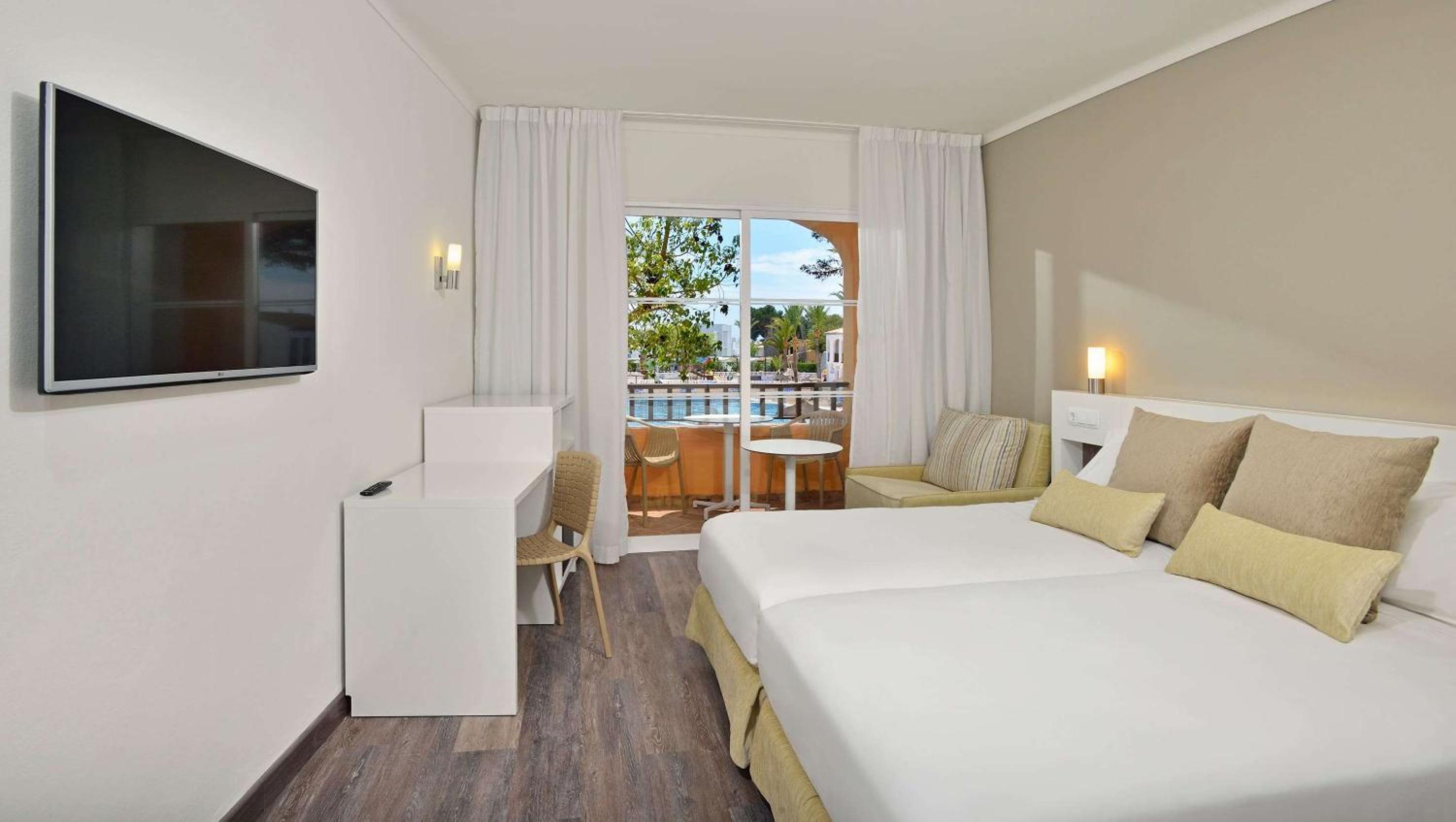 Habitación Doble con Vista a la Piscina