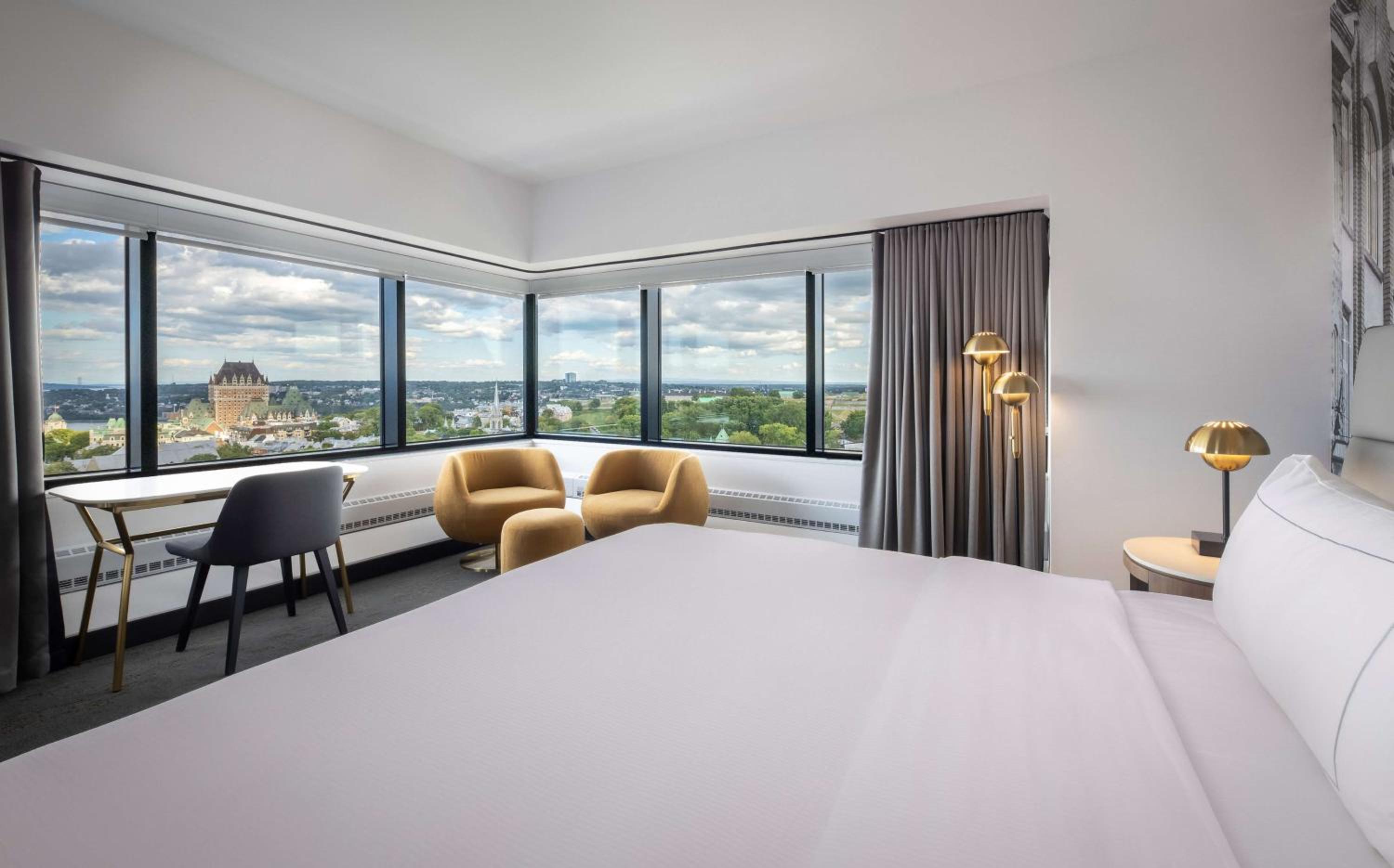 Deluxe Corner King Room with River View - Photo 1