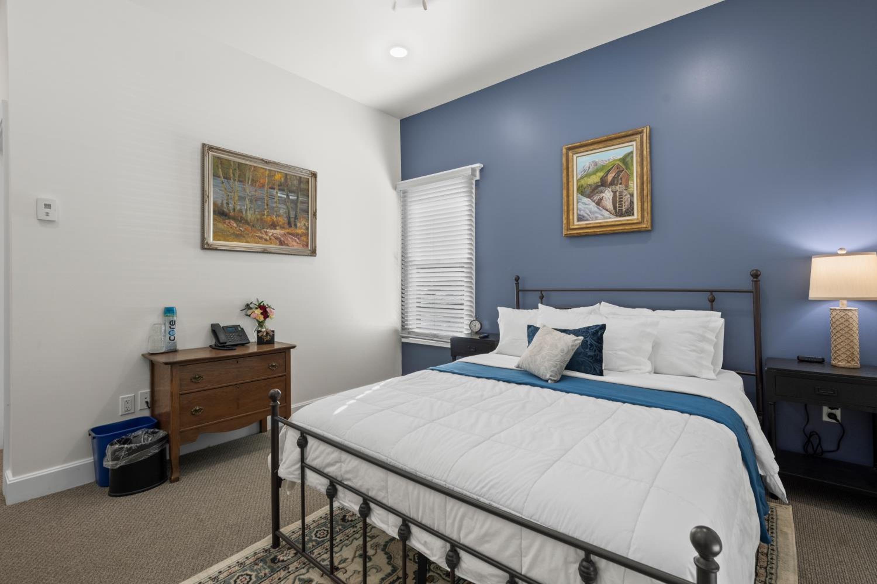 Queen Room photo 2