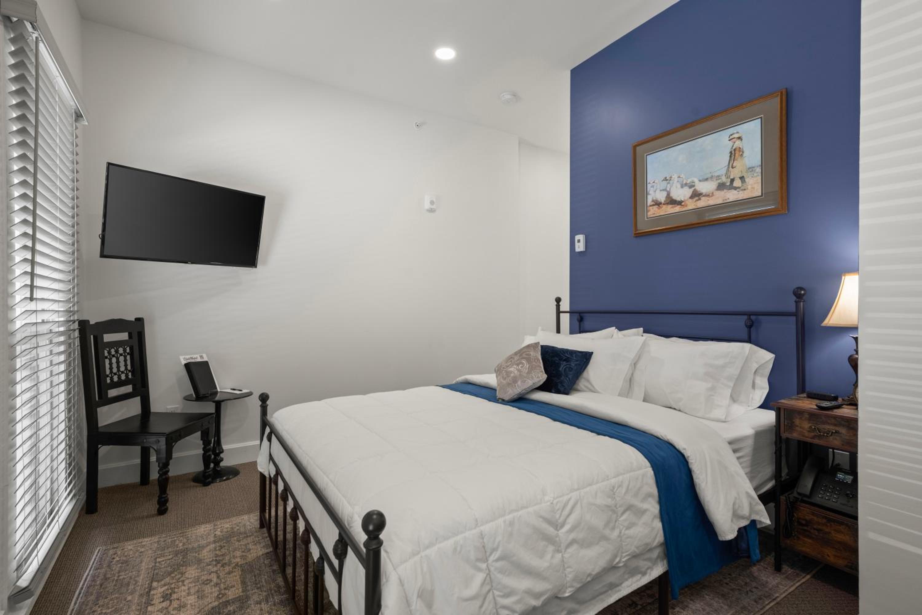 Queen Room photo 2