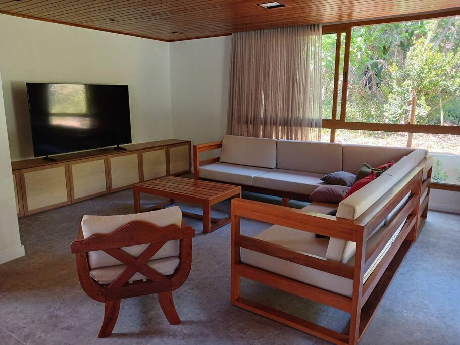 Six-Bedroom House photo 1