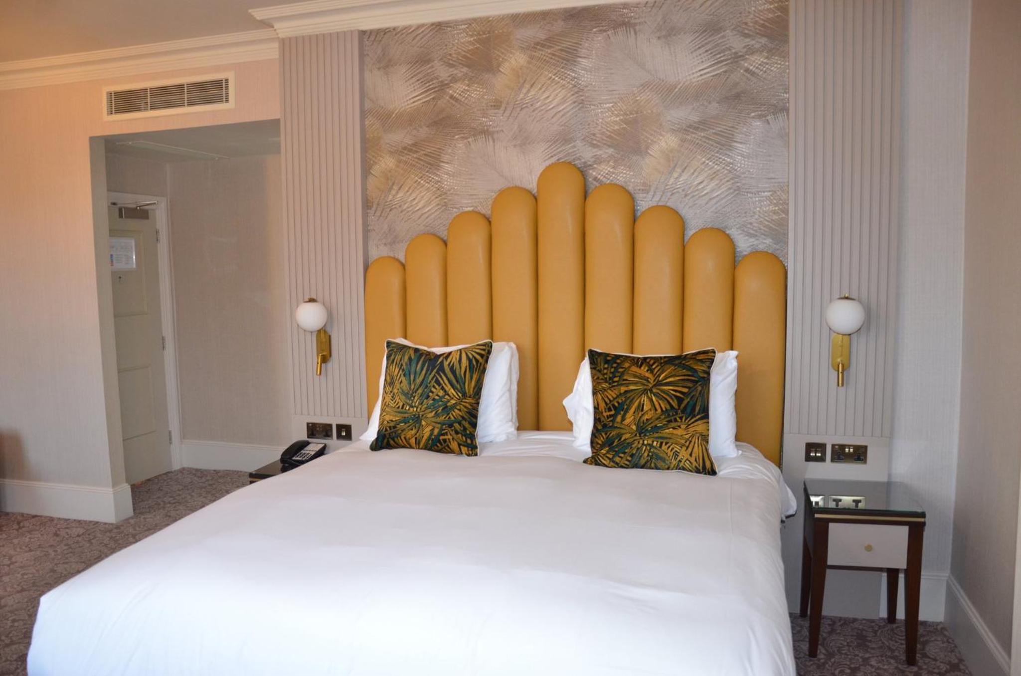 Premium King Room with Sofa Bed - Photo 8