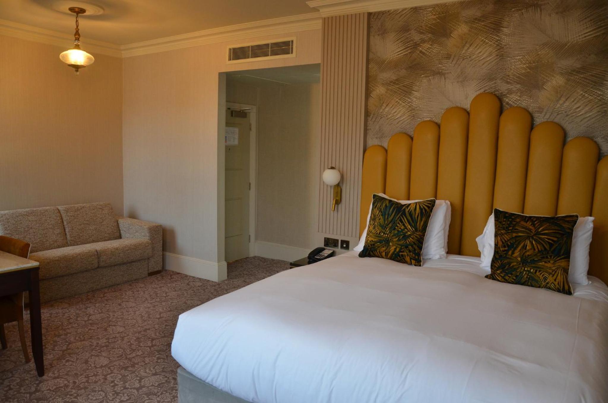 Premium King Room with Sofa Bed - Photo 9
