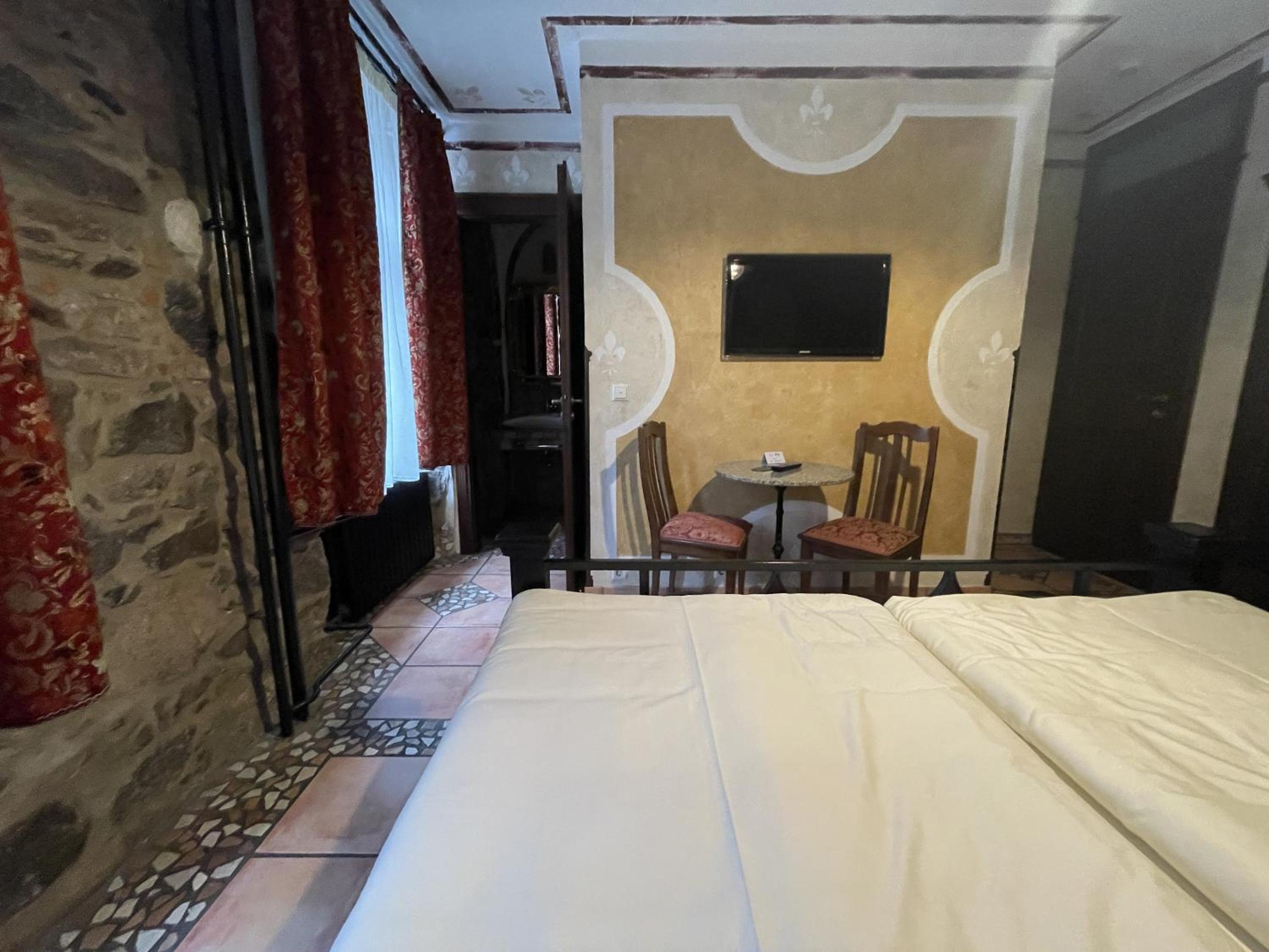 Deluxe Double Room with Shower - Photo 5