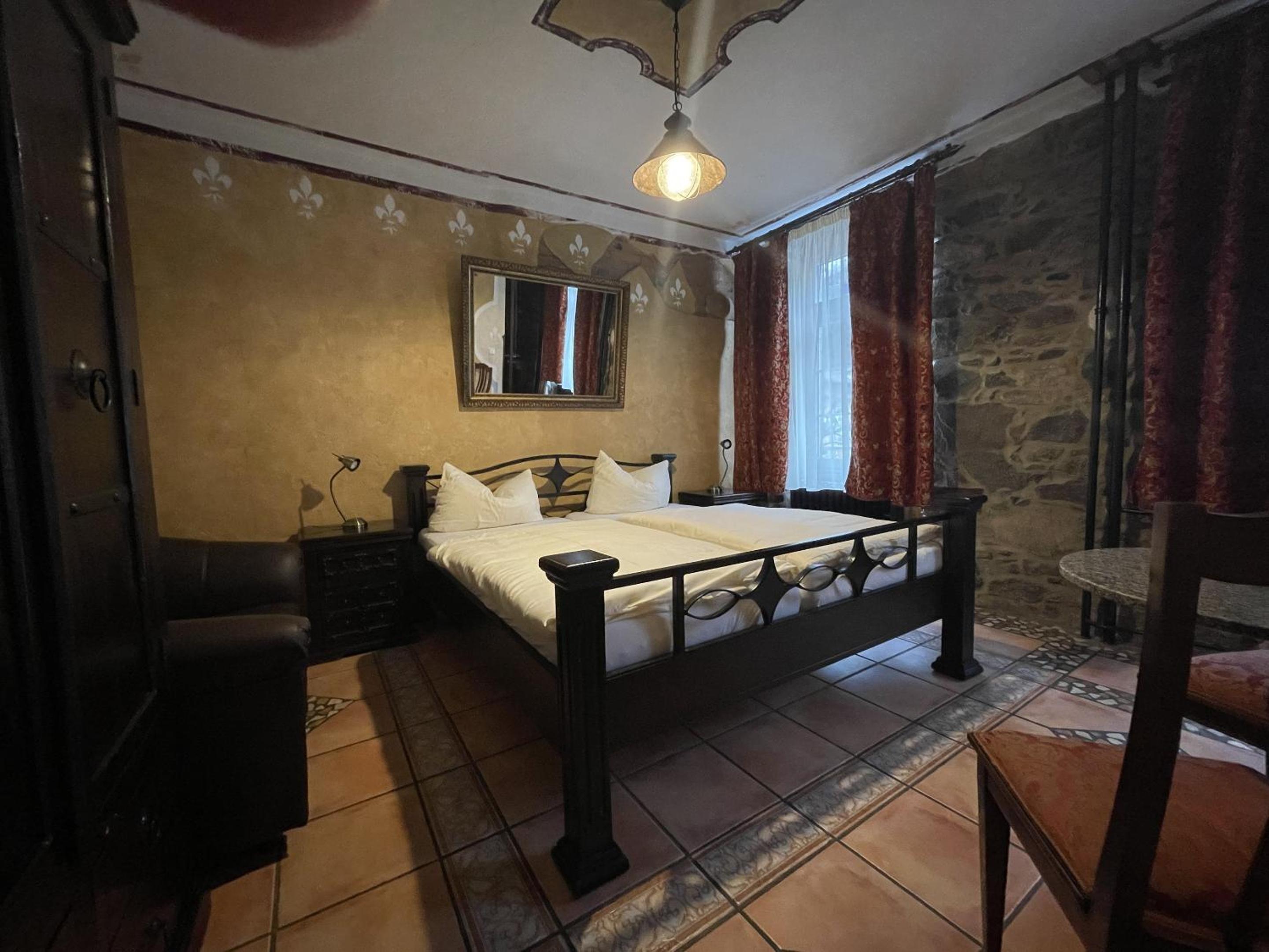 Deluxe Double Room with Shower - Photo 6