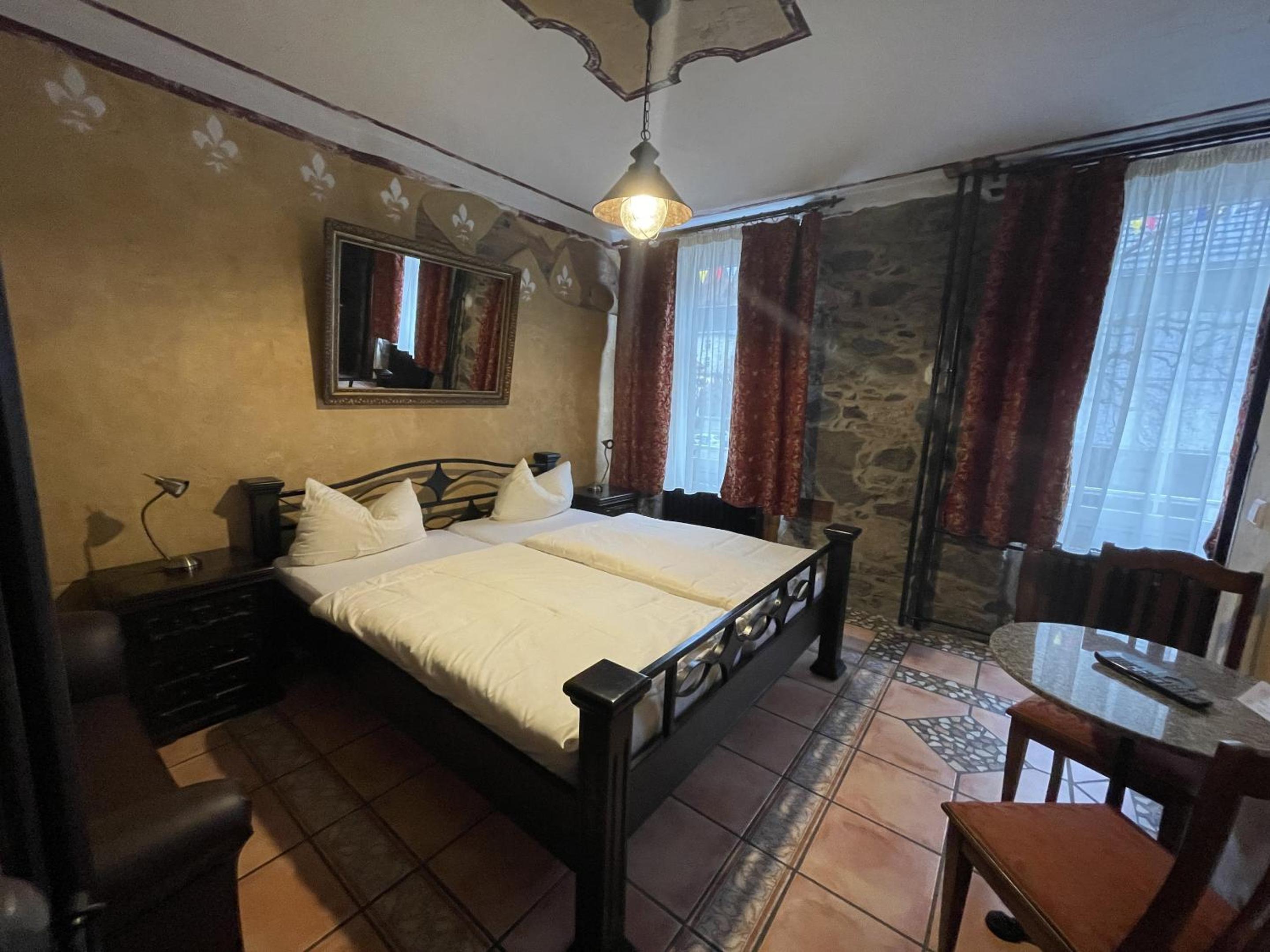 Deluxe Double Room with Shower - Photo 7