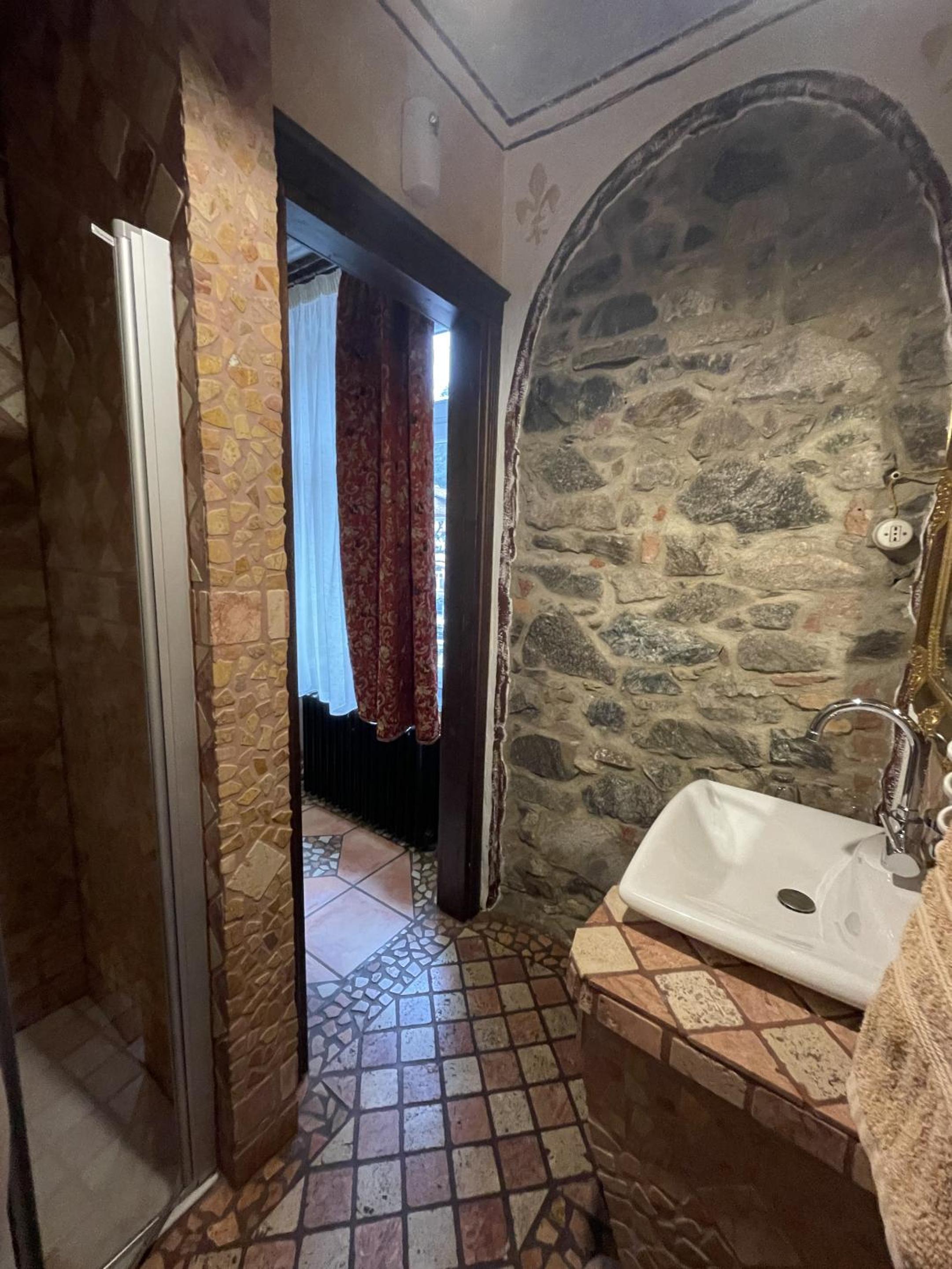 Deluxe Double Room with Shower - Photo 17