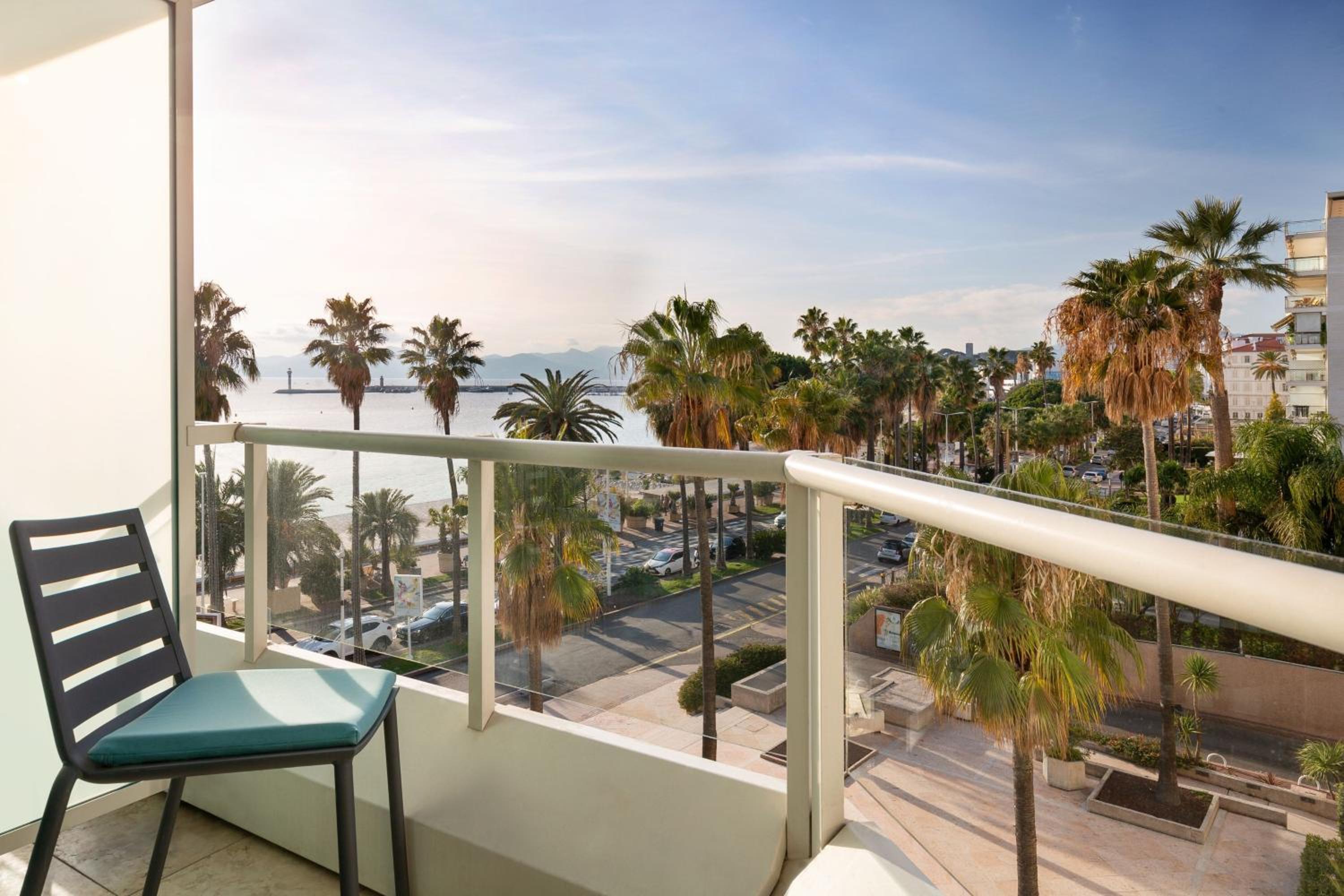 Deluxe Room with partial sea view - Photo 6