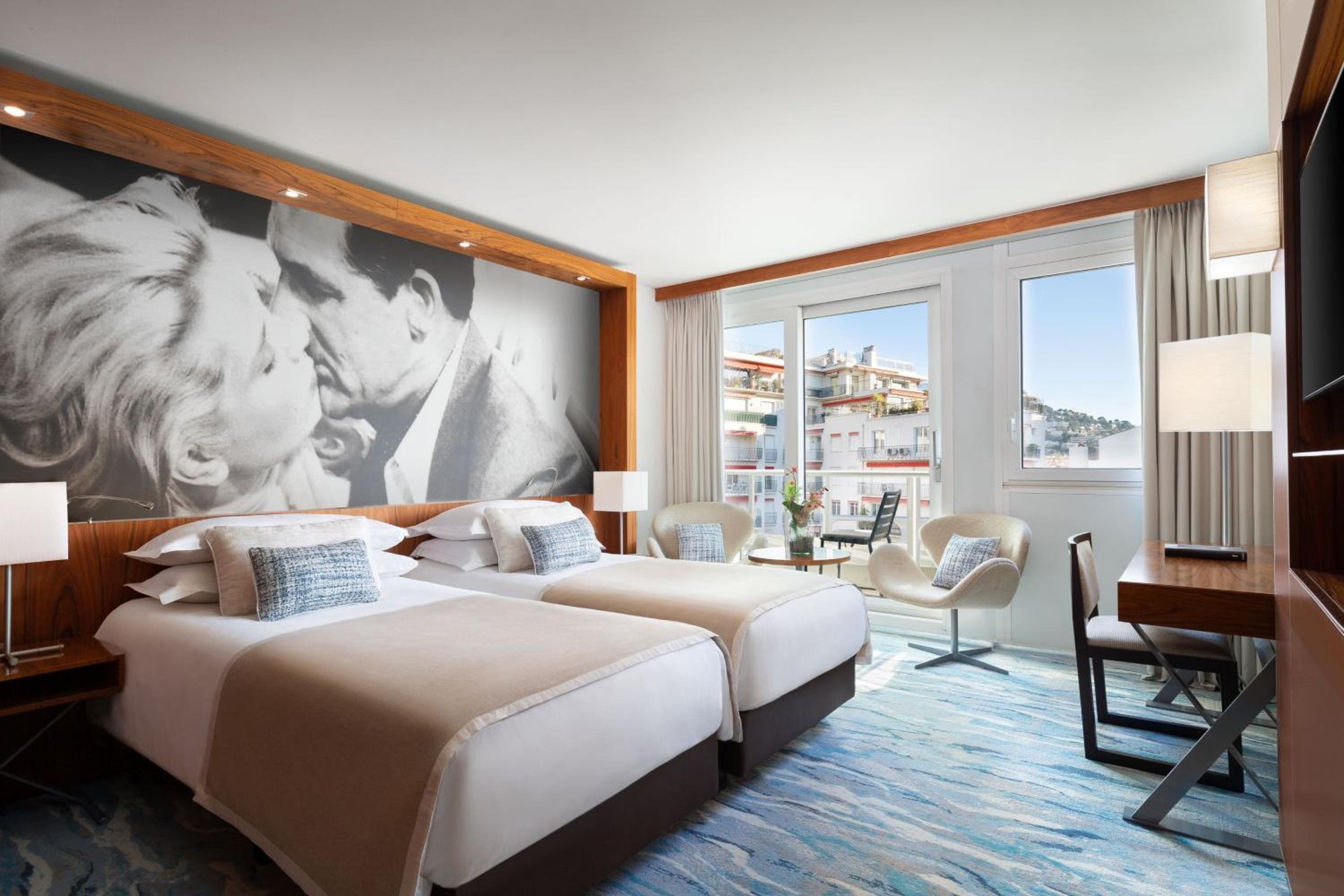 Deluxe Twin Room with City View - Photo 8