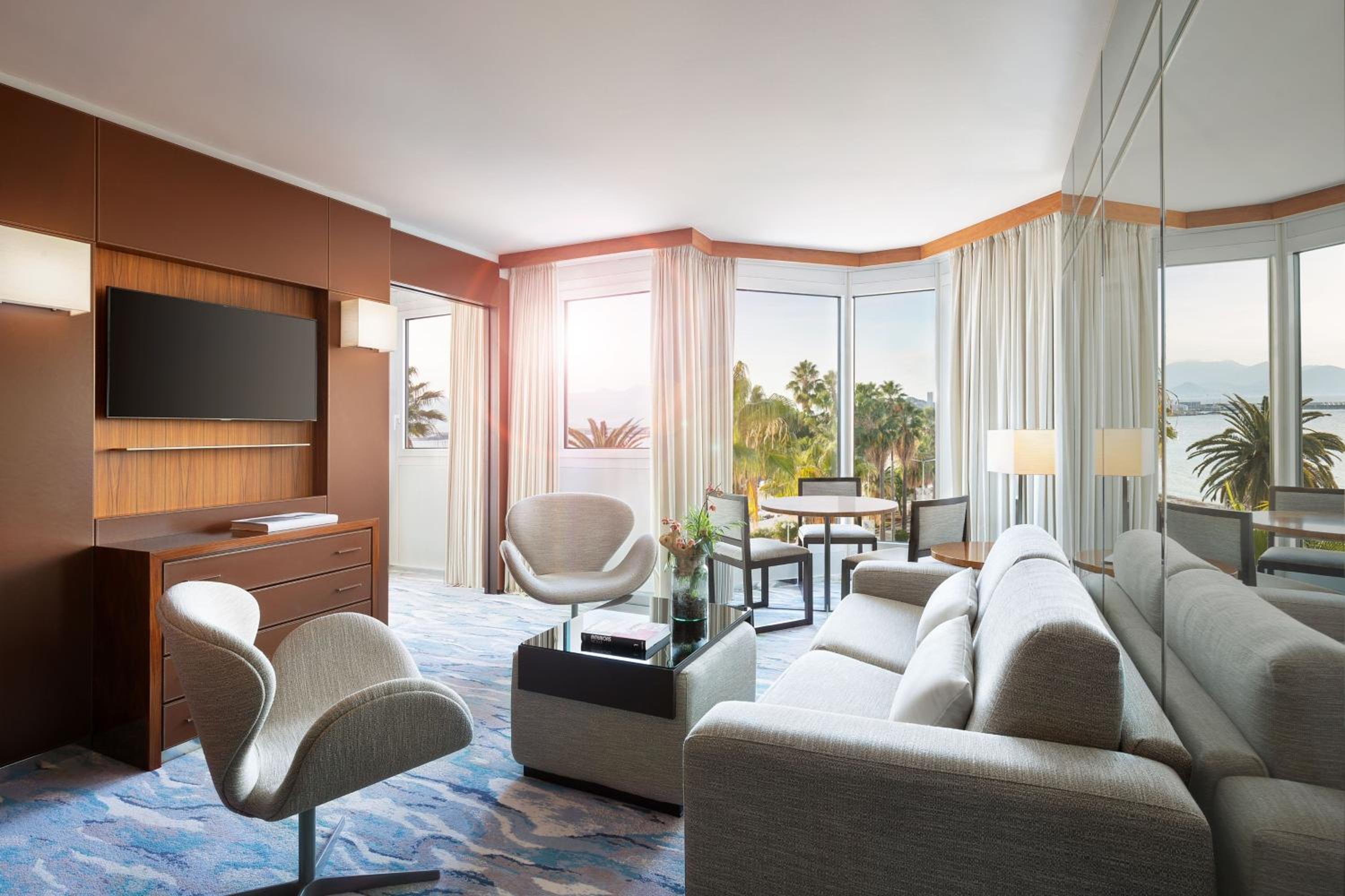 Luxury Suite with Sea View - Photo 3