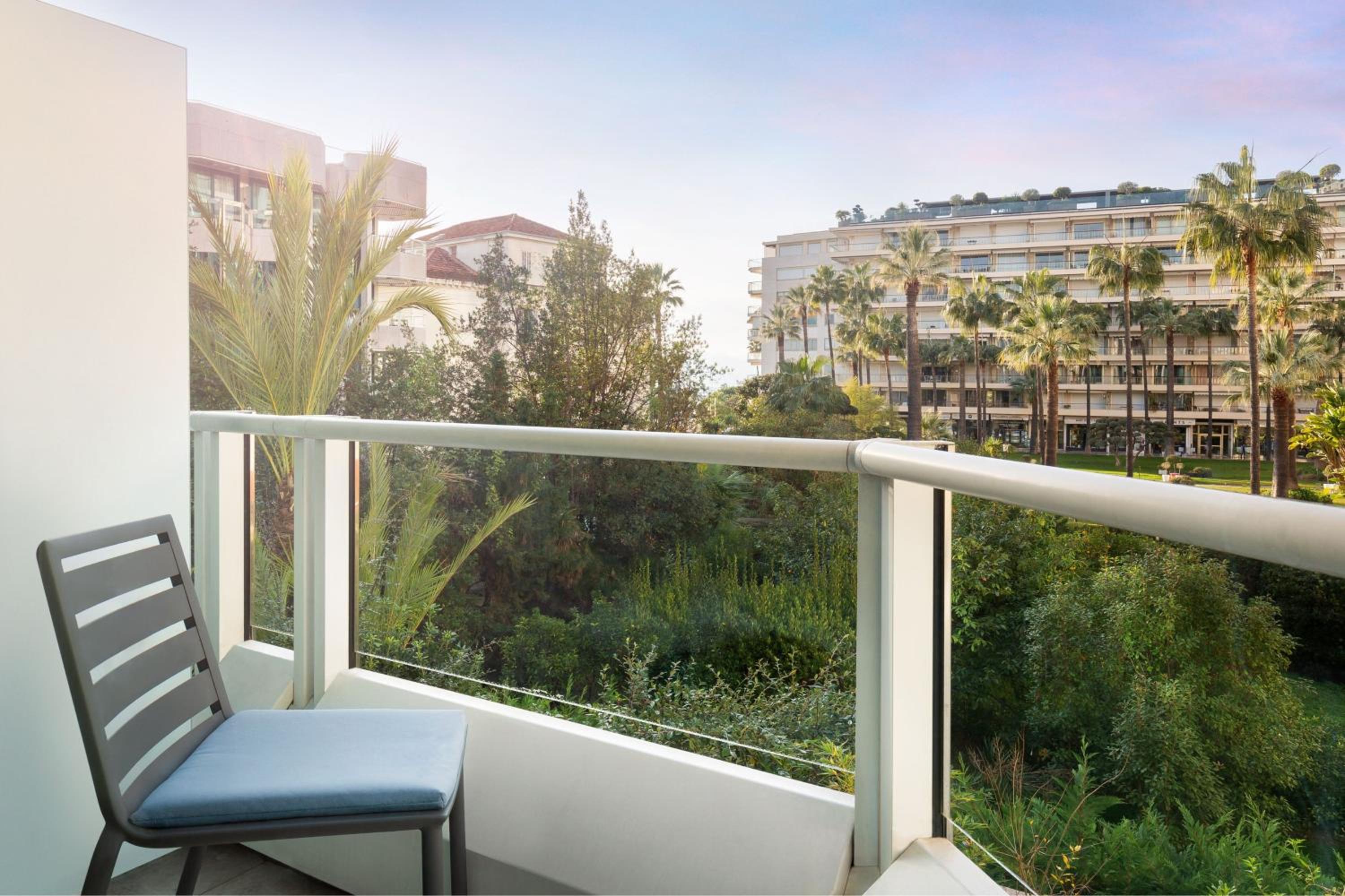 Deluxe Room with Garden View - Photo 8