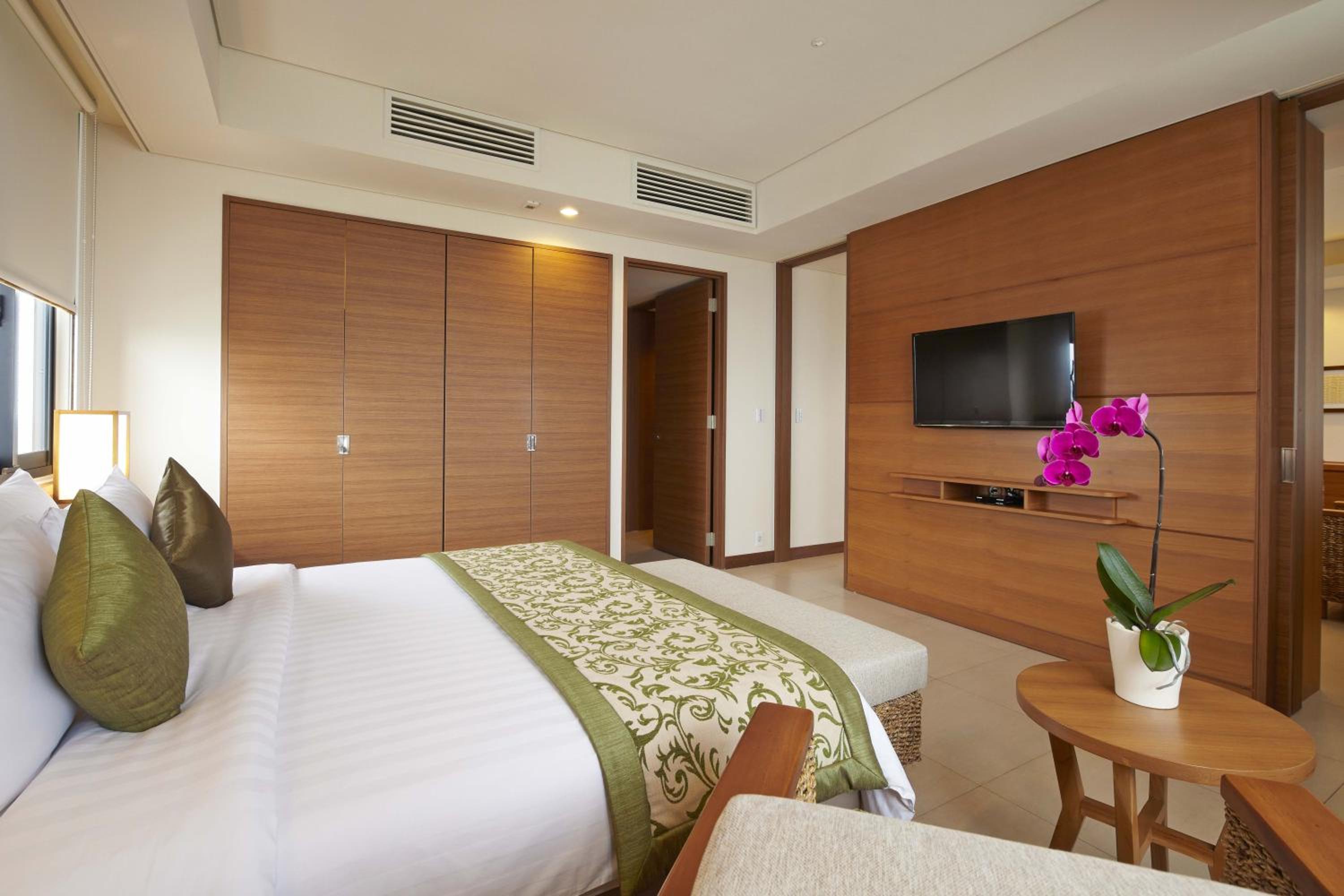 Premier Suite - Non-Smoking photo 2