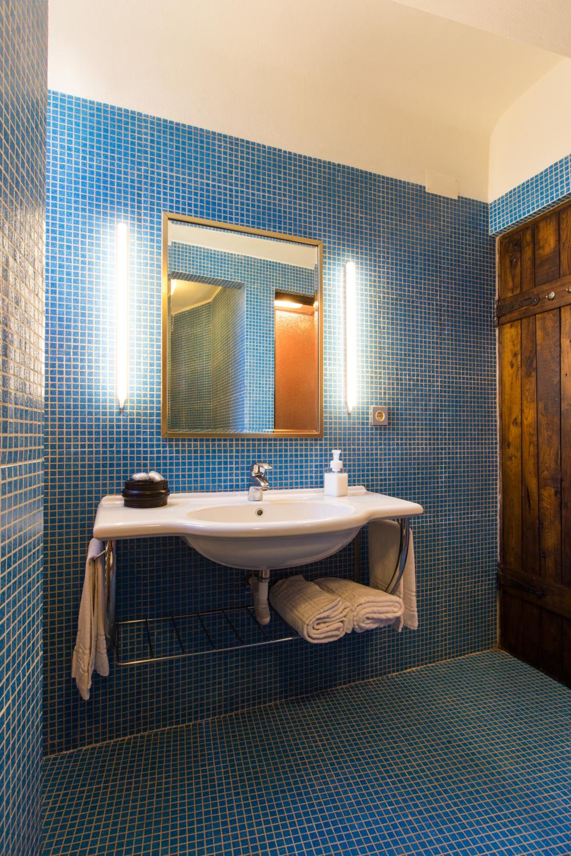 Double or Twin Room with City View - Photo 4