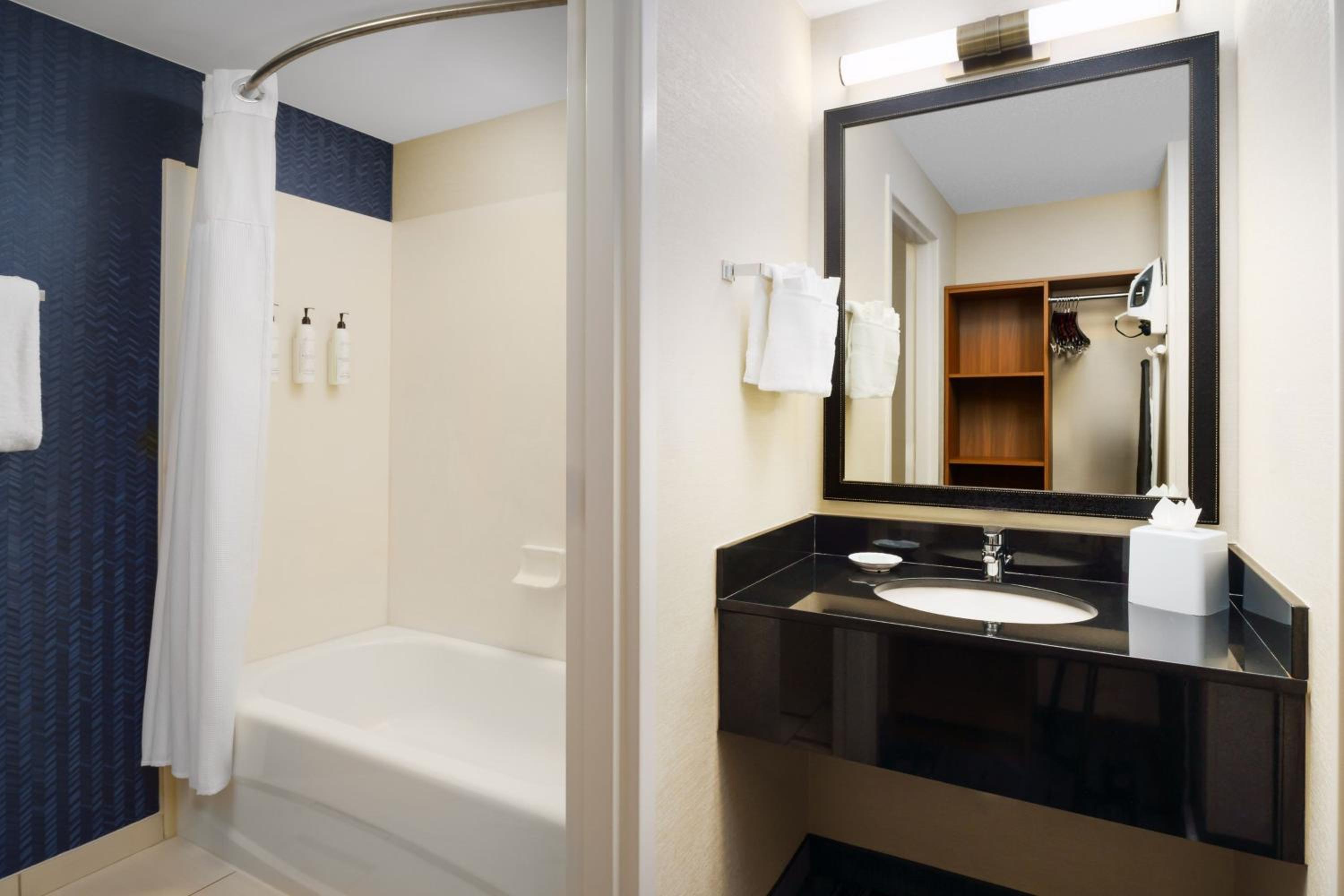 Double Room with Two Double Beds - Photo 9