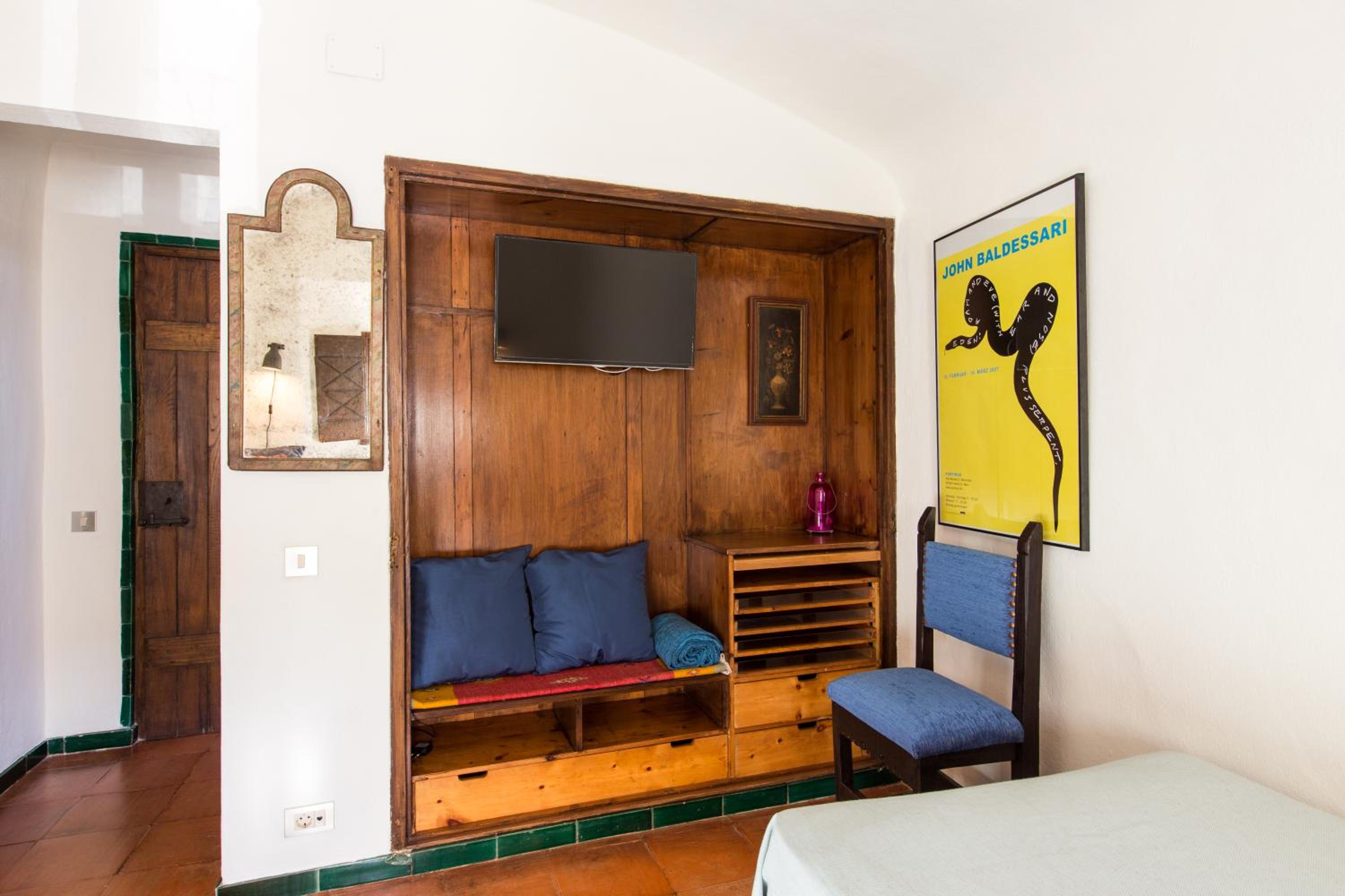 Double or Twin Room with City View - Photo 5