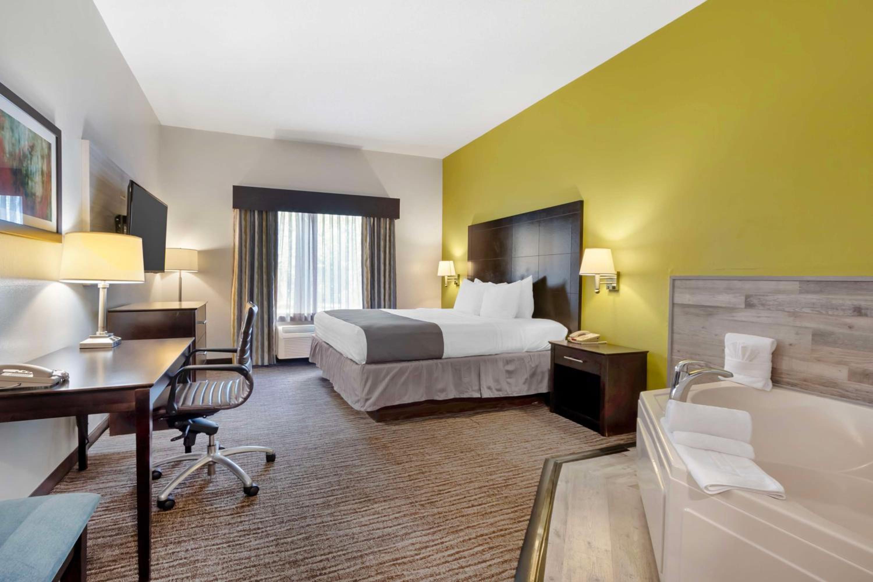 King Bed Room with Spa Bath - Photo 1