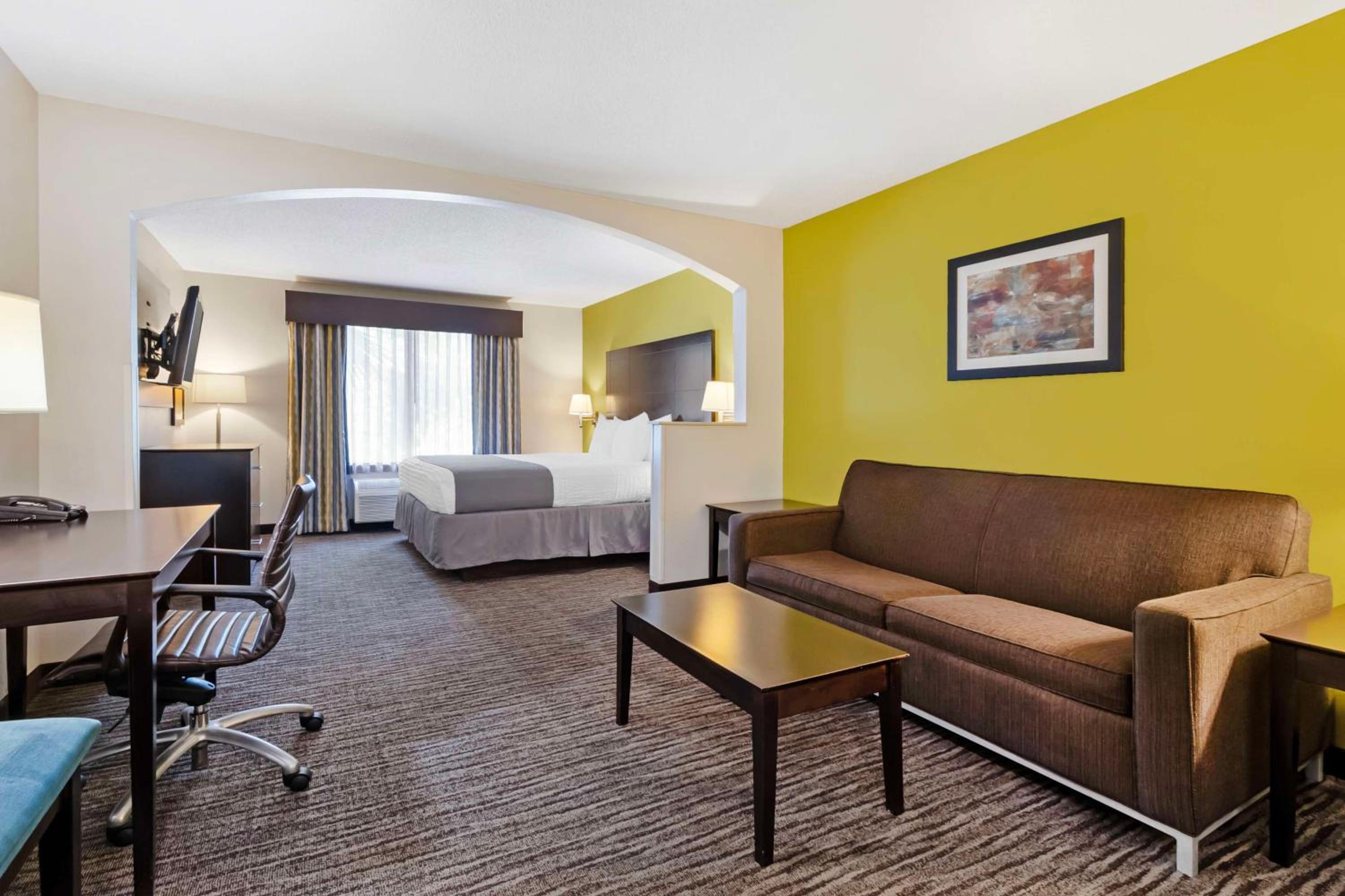 King Suite with Sofa Bed - Non-Smoking - Photo 1