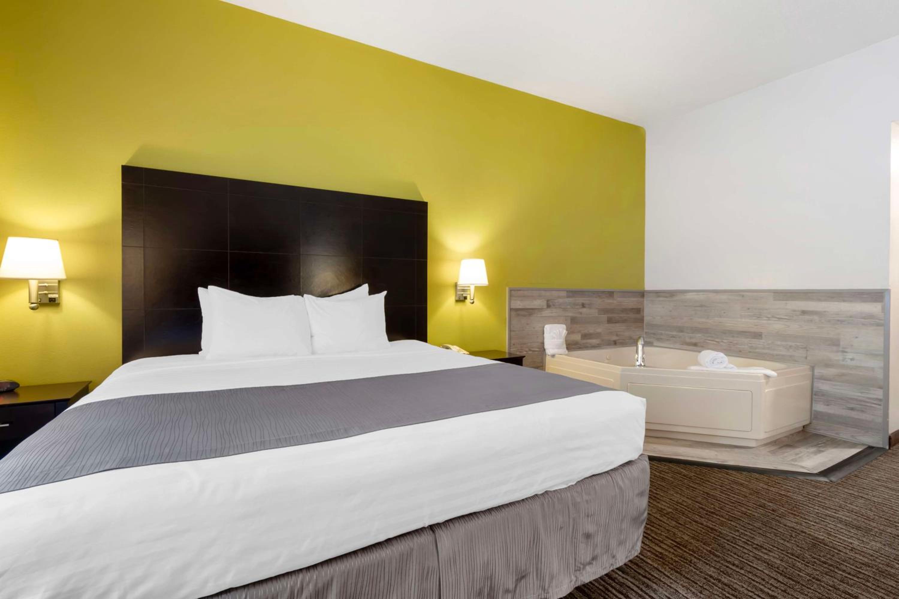 King Bed Room with Spa Bath - Photo 4