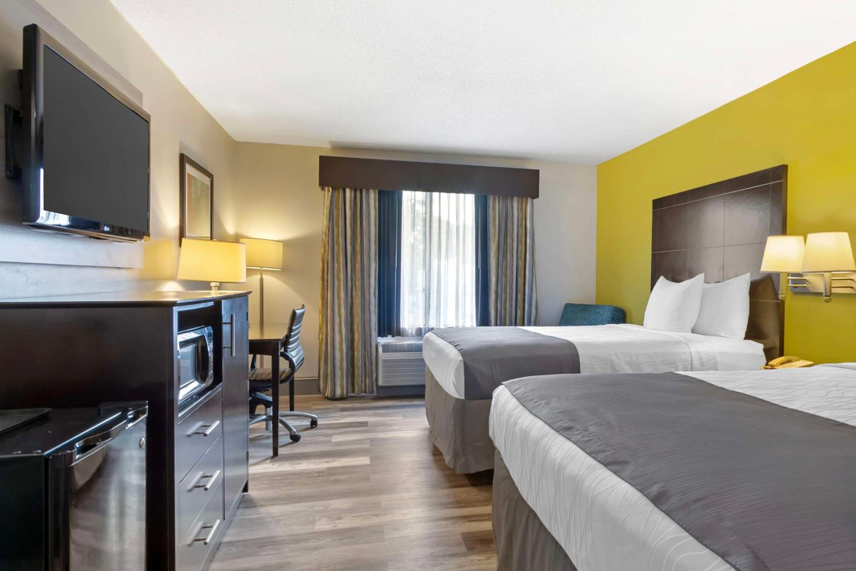 Queen Room with Two Queen Beds - Non-Smoking - Photo 2