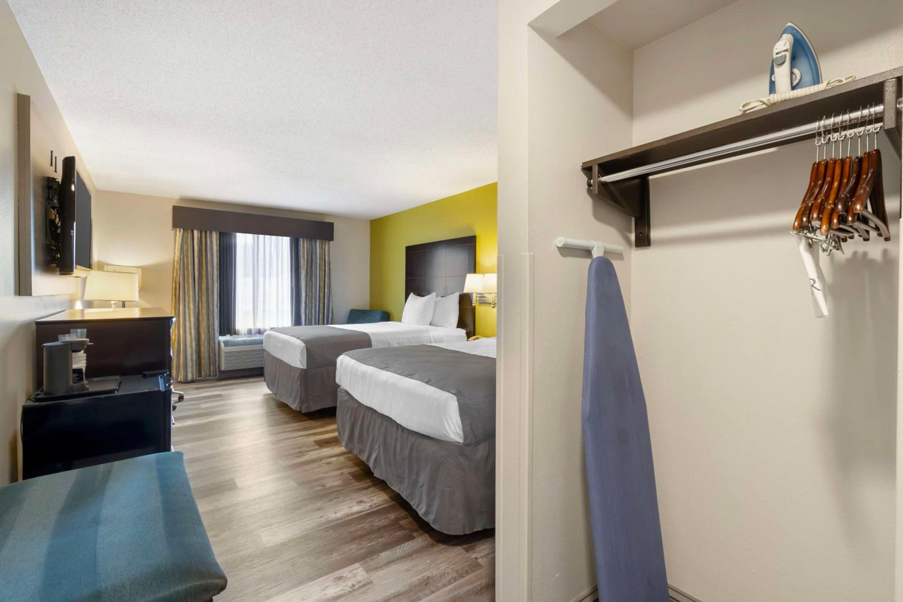 Queen Room with Two Queen Beds - Non-Smoking - Photo 3